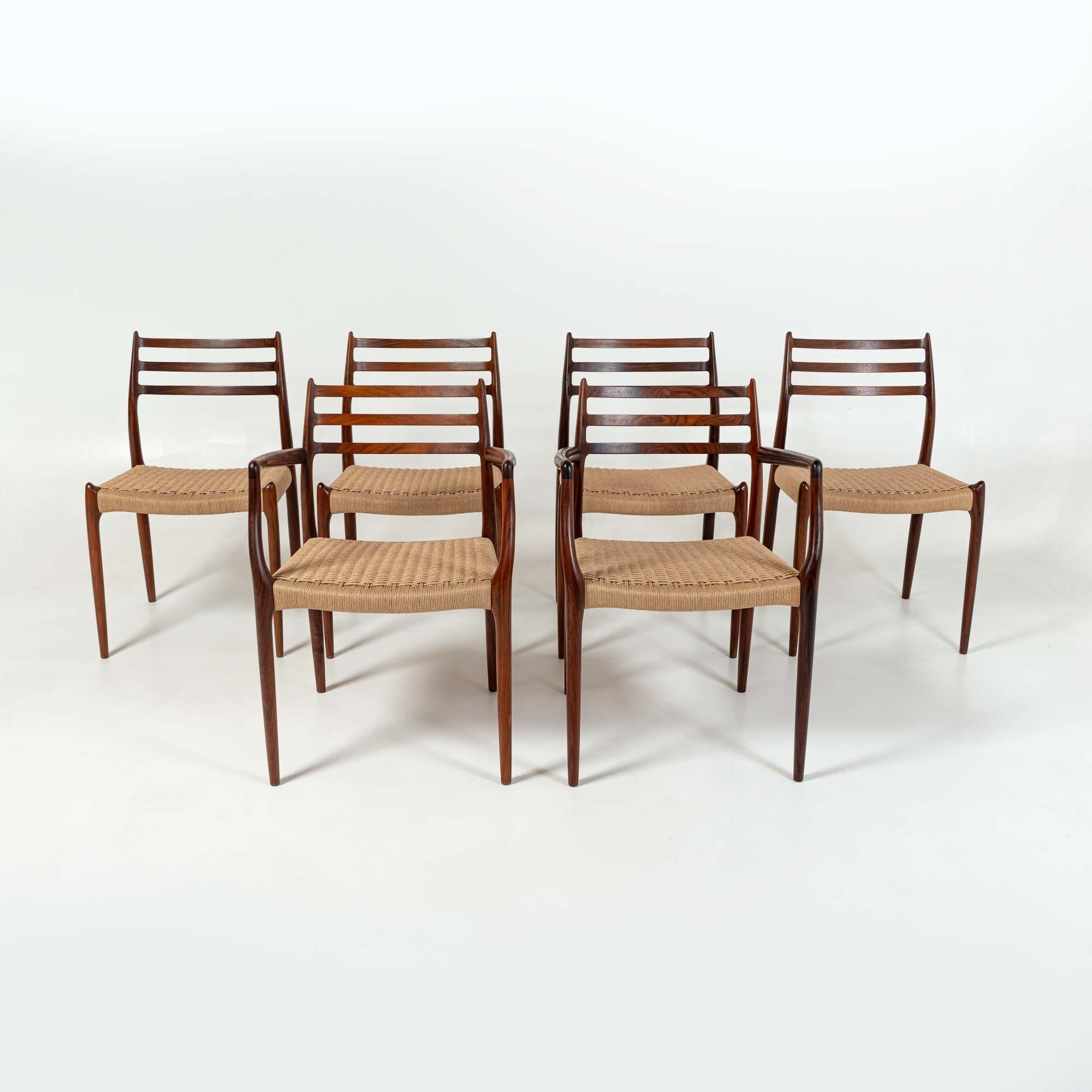Raro e iconico set di 6 sedie da pranzo in palissandro disegnate da Niels Otto Møller per JL Møller Møbelfabrikin 1954. Il set comprende quattro sedie modello #78 e due poltrone carver modello #62. Il set è stato completamente restaurato, con un
