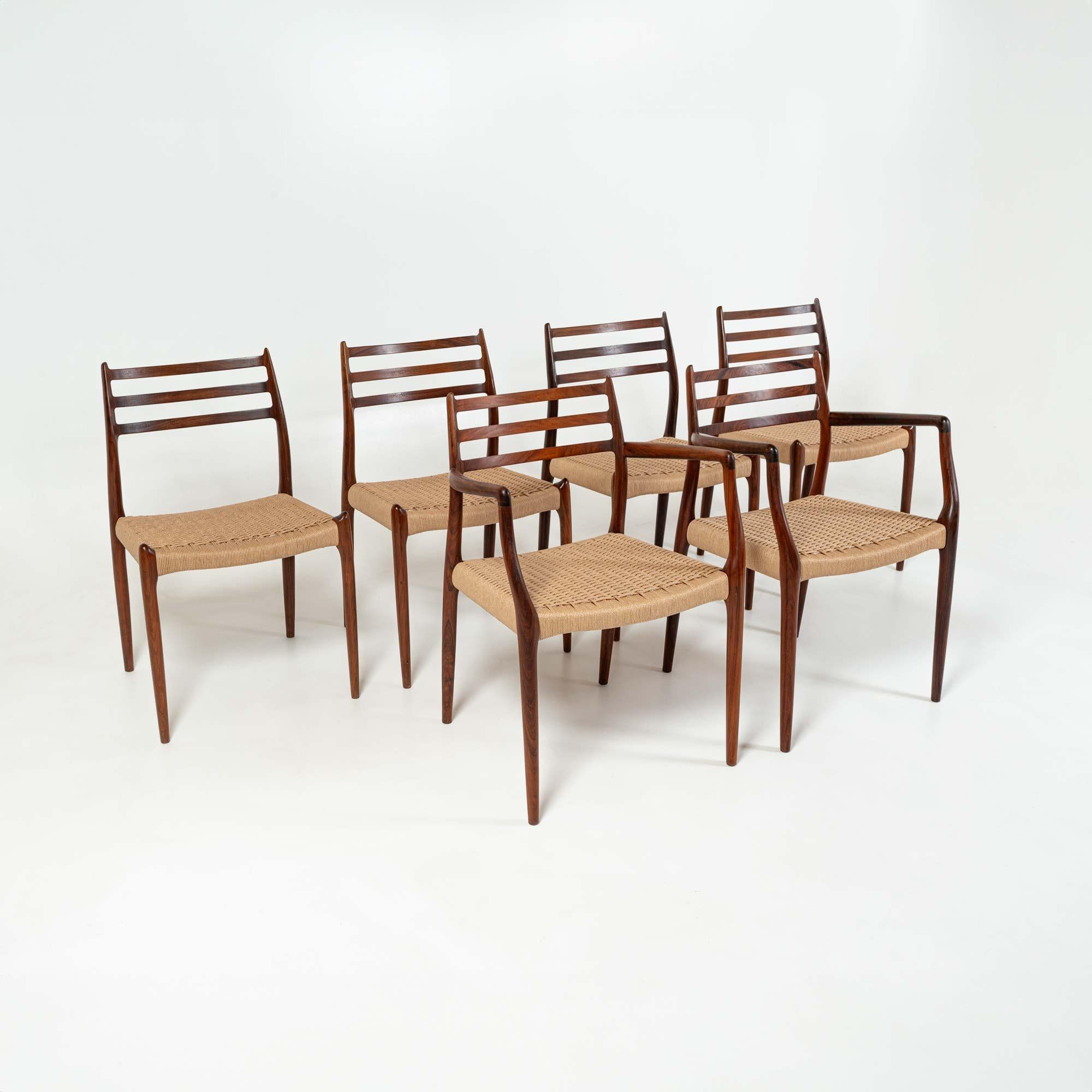 Mid-Century moderno Set di 6 sedie da pranzo Moller modello 78 e 62 in legno di palissandro e cartapesta in vendita