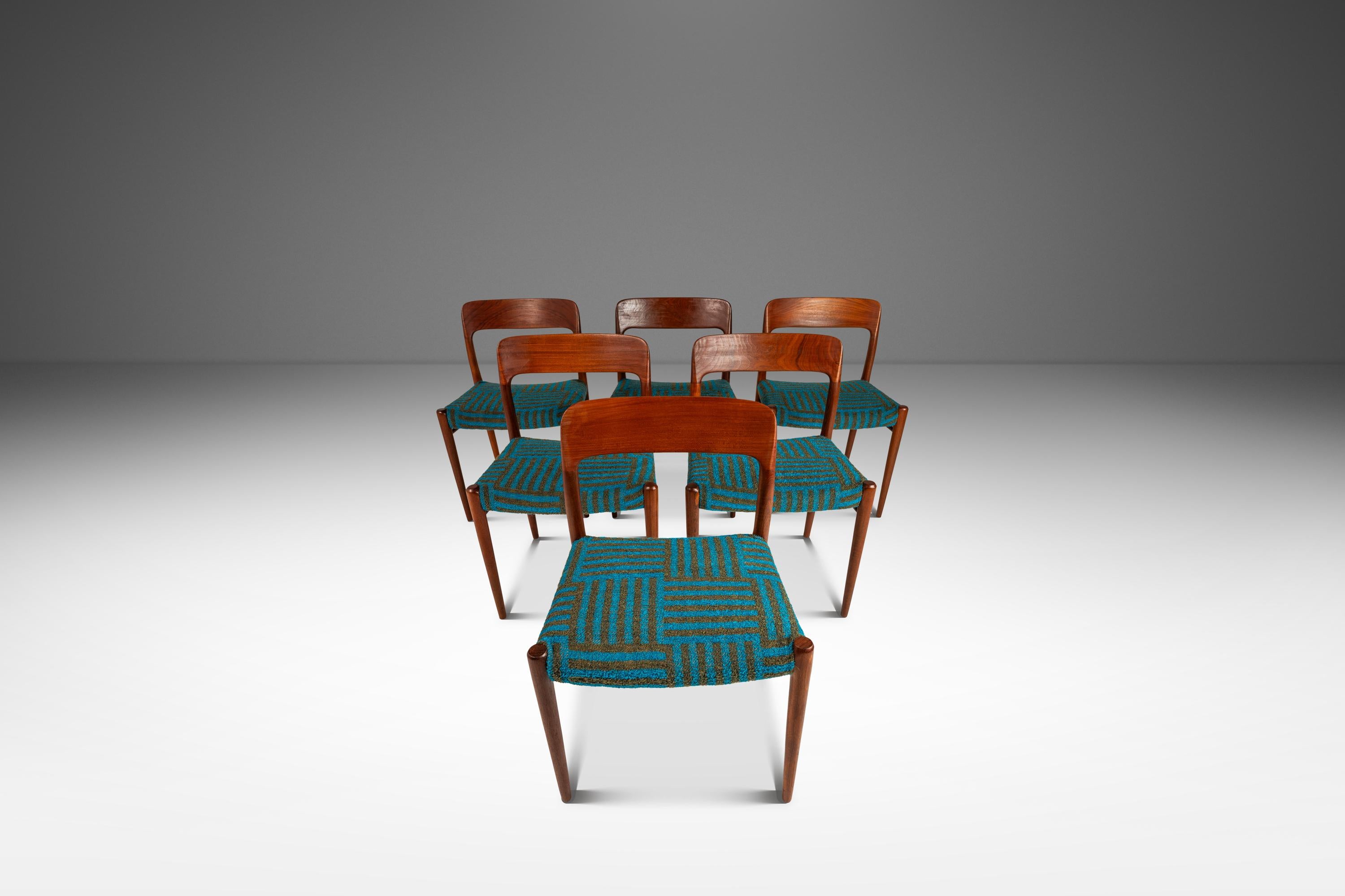  Ti presentiamo un raro e limitato set di sei (6) sedie da pranzo Model 75 di Niels Møller per J.L. Møllers Møbelfabrik, realizzata negli anni '60 in Danimarca. Queste splendide sedie sono costruite in teak massiccio e mostrano la bellezza naturale