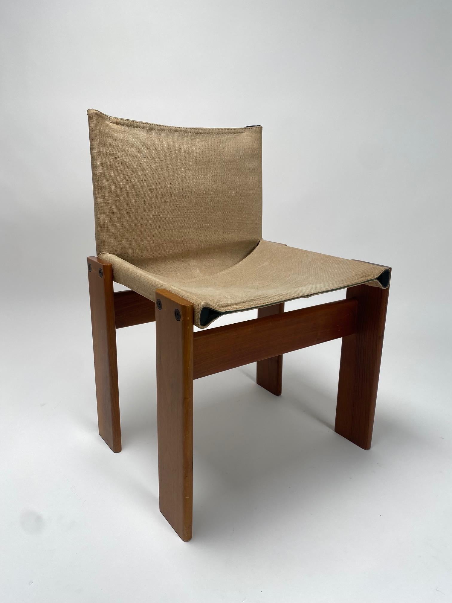 Satz von 6 Leinwand und Holz Stühle Modell Monk, Afra & Tobia Scarpa für Molteni, Italien

Es ist eines der kultigsten und raffiniertesten Modelle des berühmten italienischen Architekten- und Designerpaares Afra & Tobia Scarpa. Bequeme, elegante