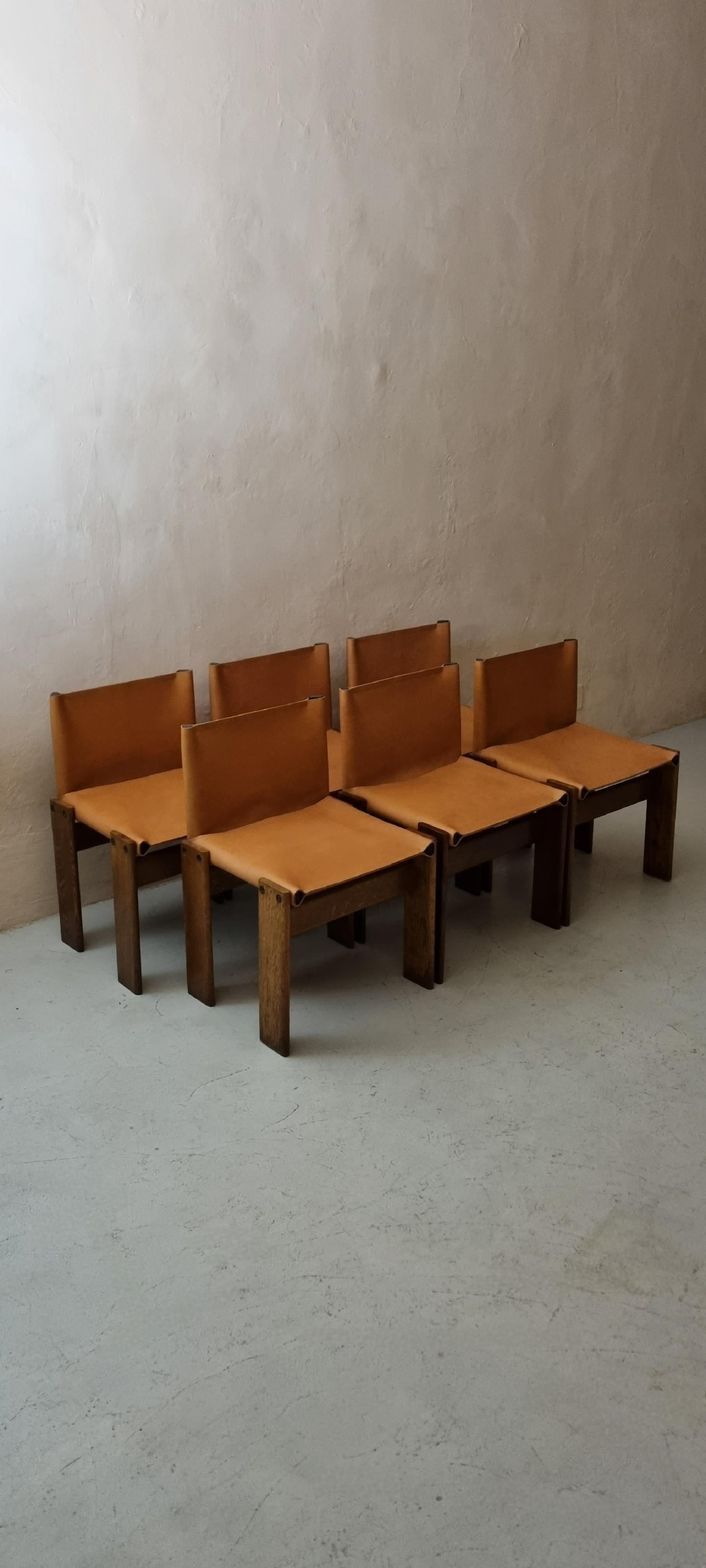 Set di 6 sedie mod. Monk disegnate da Afra e Tobia Scarpa per Molteni nel 1974.
Struttura in legno di noce tinto, sedute in cuoio naturale.
Eccellenti condizioni, restaurate.
Tutto il set è stato accuratamente restaurato secondo i più alti standard