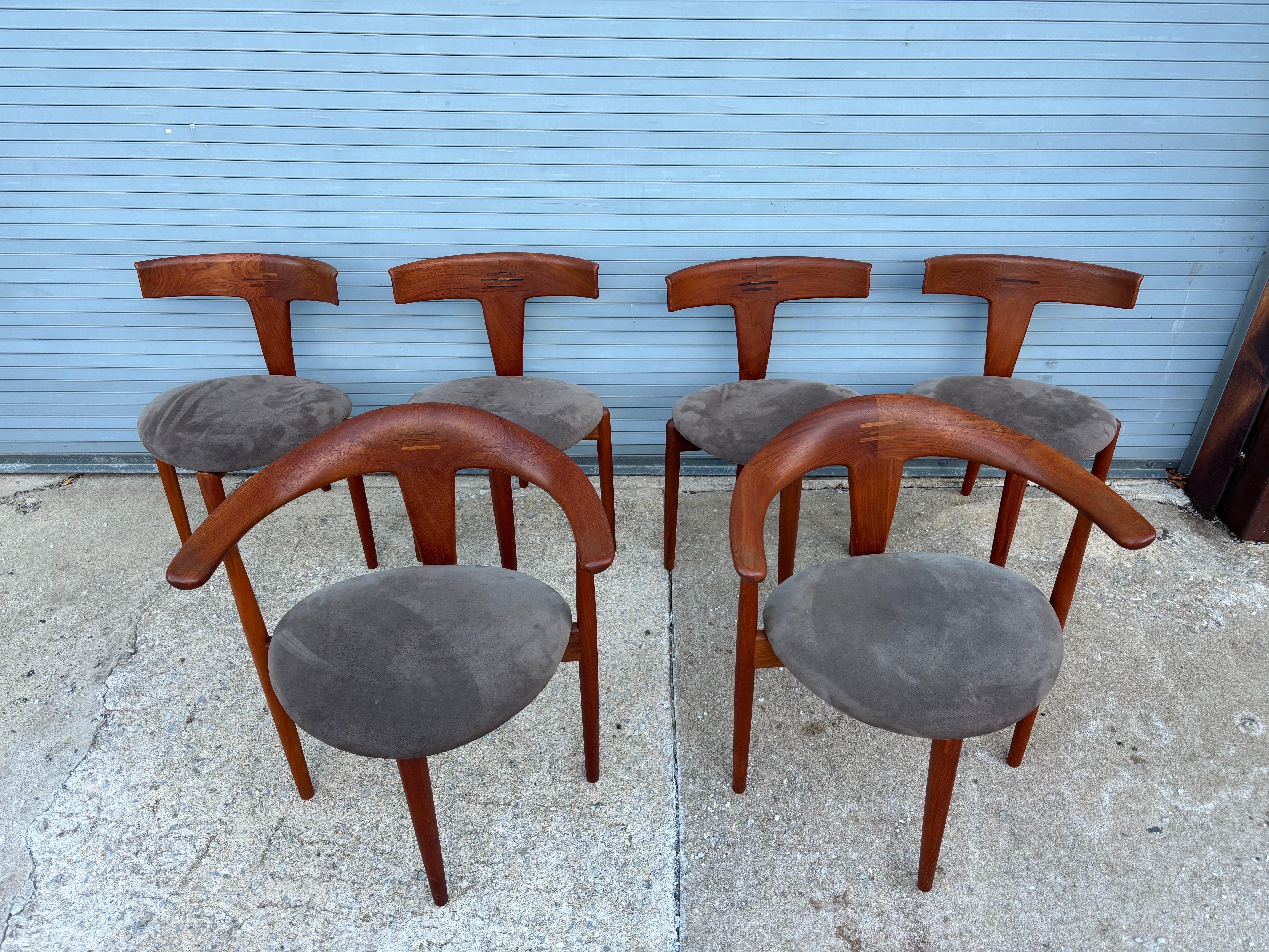 Erik Kollig Andersen e Palle Pedersen Set di sedie da pranzo in teak massiccio.  Acquistato da un rappresentante di mobili Moreddi di Philadelphia.  Questo set si trovava a casa sua.  Bellissima costruzione in teak massiccio, design insolito, i