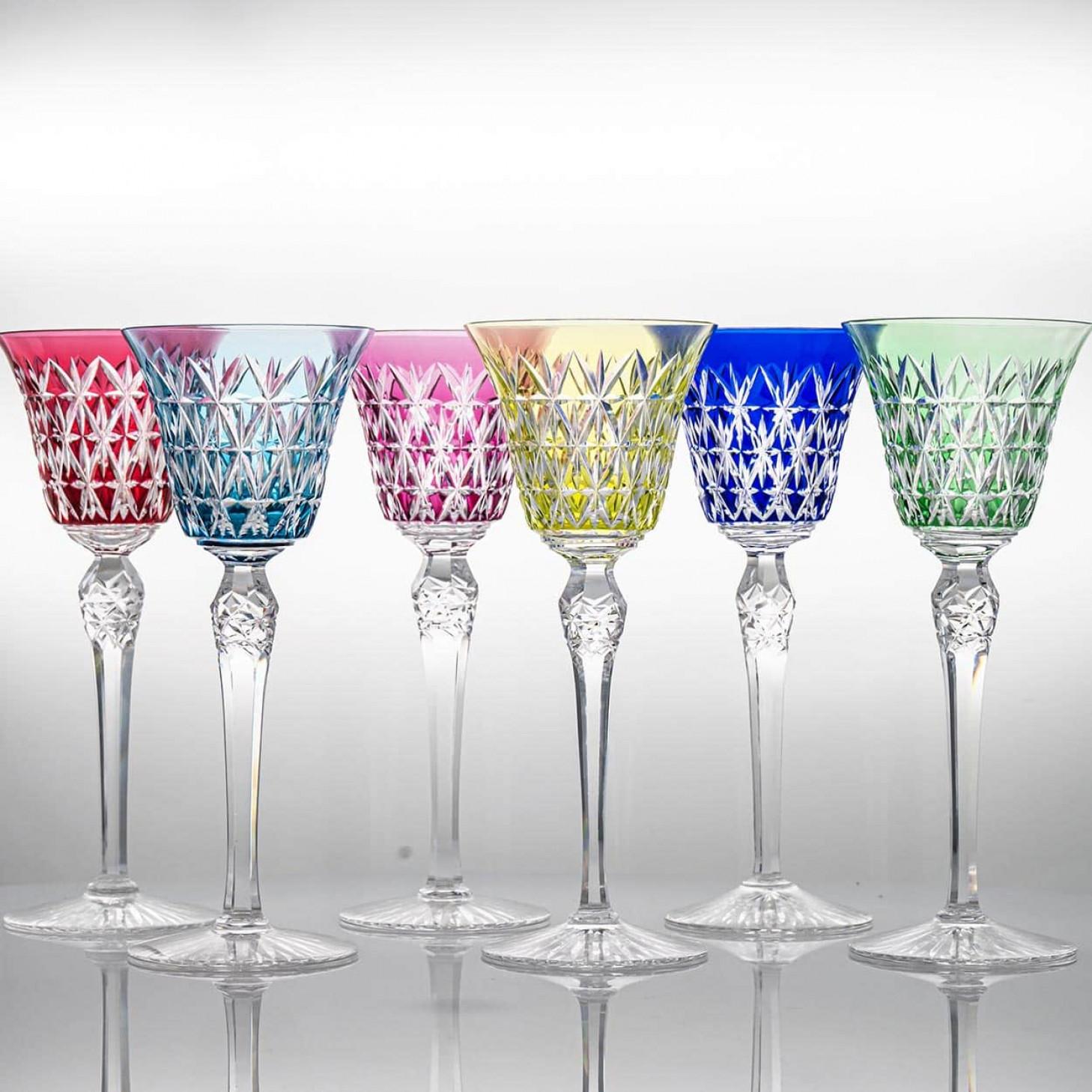 Luxus vom Feinsten, 6 Gläser in Multicolor-Kristall von Baccarat.

Dieses exquisite Gläserset von Baccarat verkörpert die zeitlose Eleganz und raffinierte Handwerkskunst, für die das französische Kristallhaus bekannt ist. Jedes Glas mit seinen