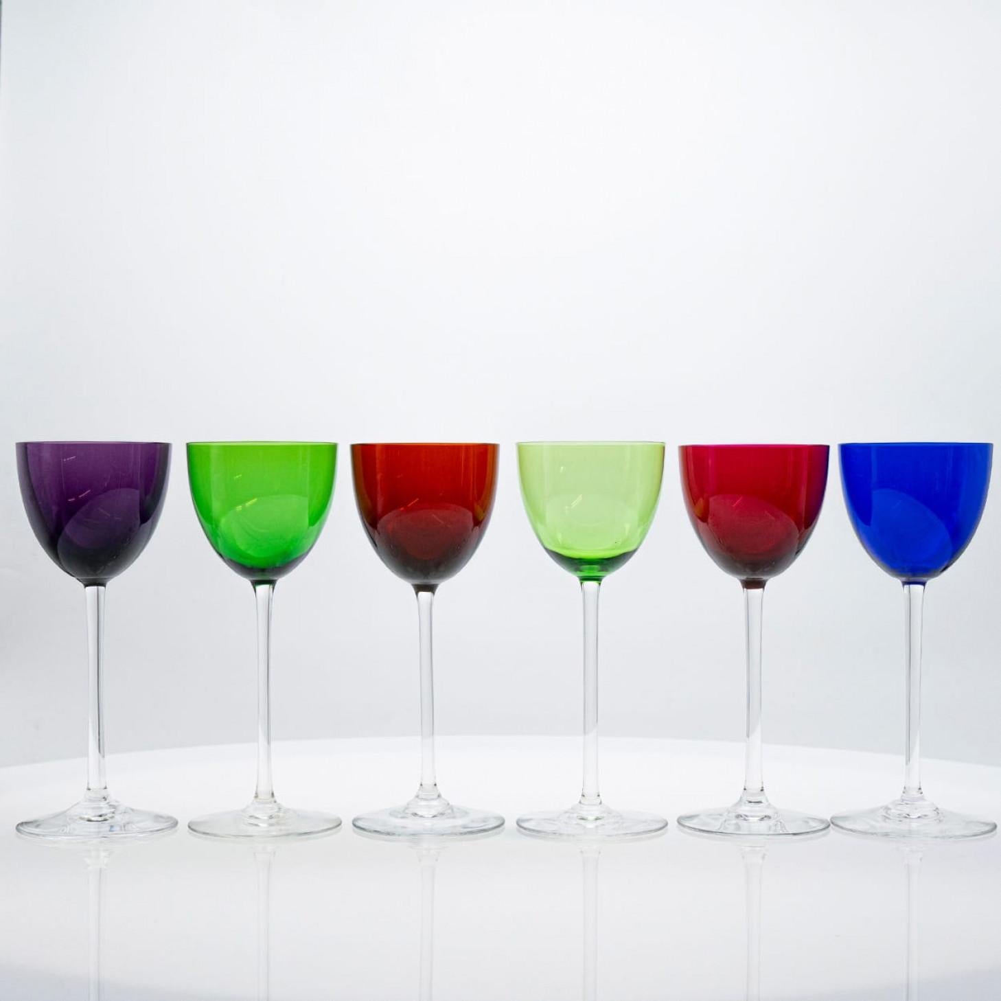 Luxus vom Feinsten, 6 Gläser in Multicolor-Kristall von Baccarat.

Dieses exquisite Gläserset von Baccarat verkörpert die zeitlose Eleganz und raffinierte Handwerkskunst, für die das französische Kristallhaus bekannt ist. Jedes Glas mit seinen