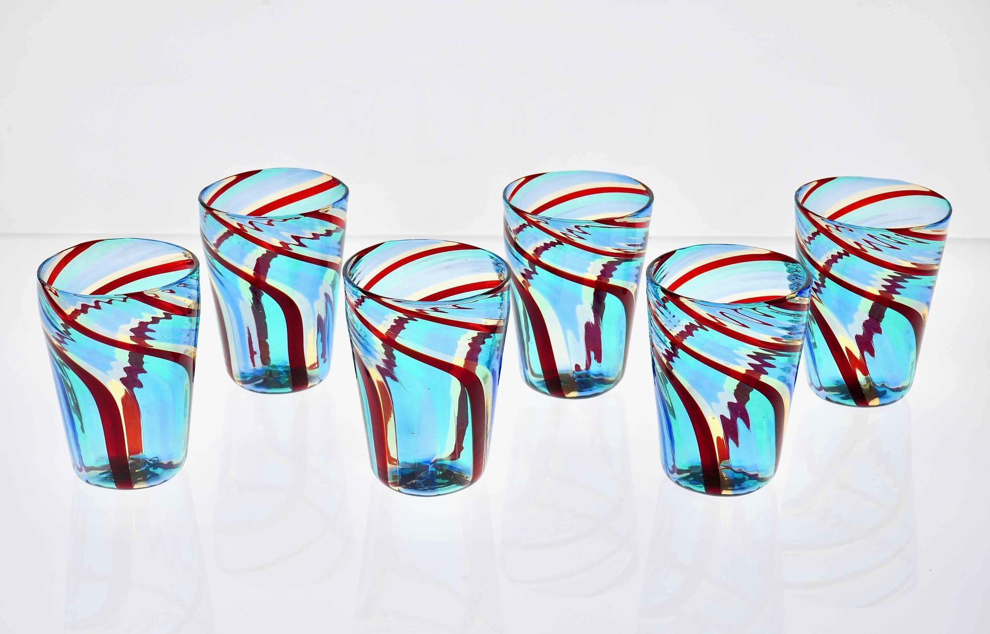 Set di sei bicchieri tumbler in vetro di Murano realizzati a Canne, in una grande combinazione di tonalità di blu e rosso.
Il motivo del mezzo ritorto è una caratteristica speciale di questo design.

La tecnica tradizionale delle canne dritte come i