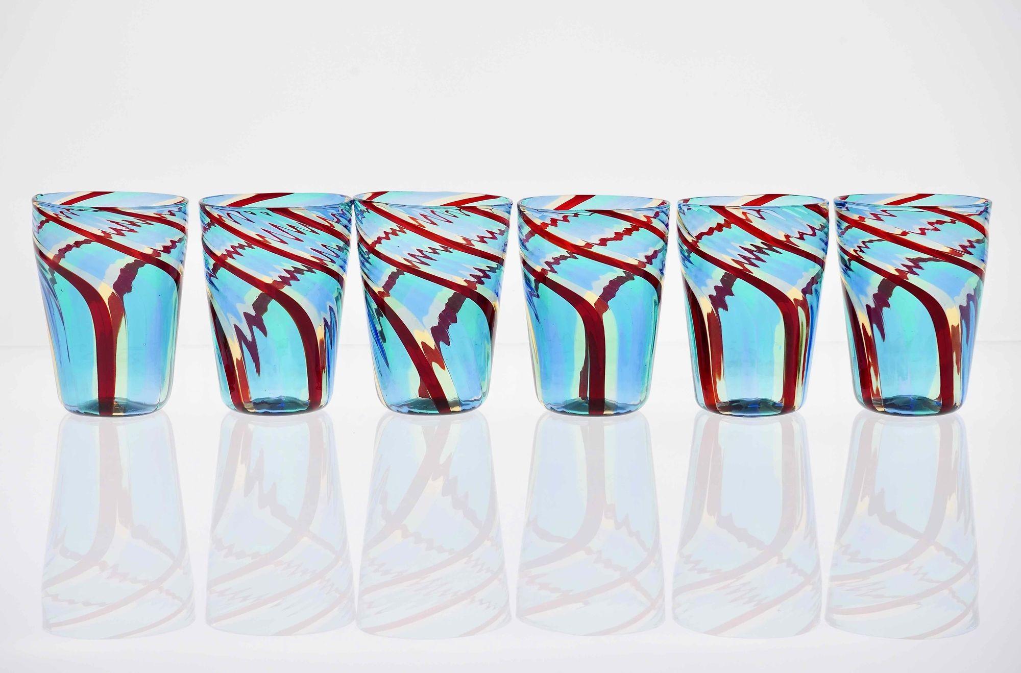 Vetro di Murano Set di 6 bicchieri in vetro artistico di Murano, Mezzo Ritorto, tonalità di blu e rosso, firmato in vendita
