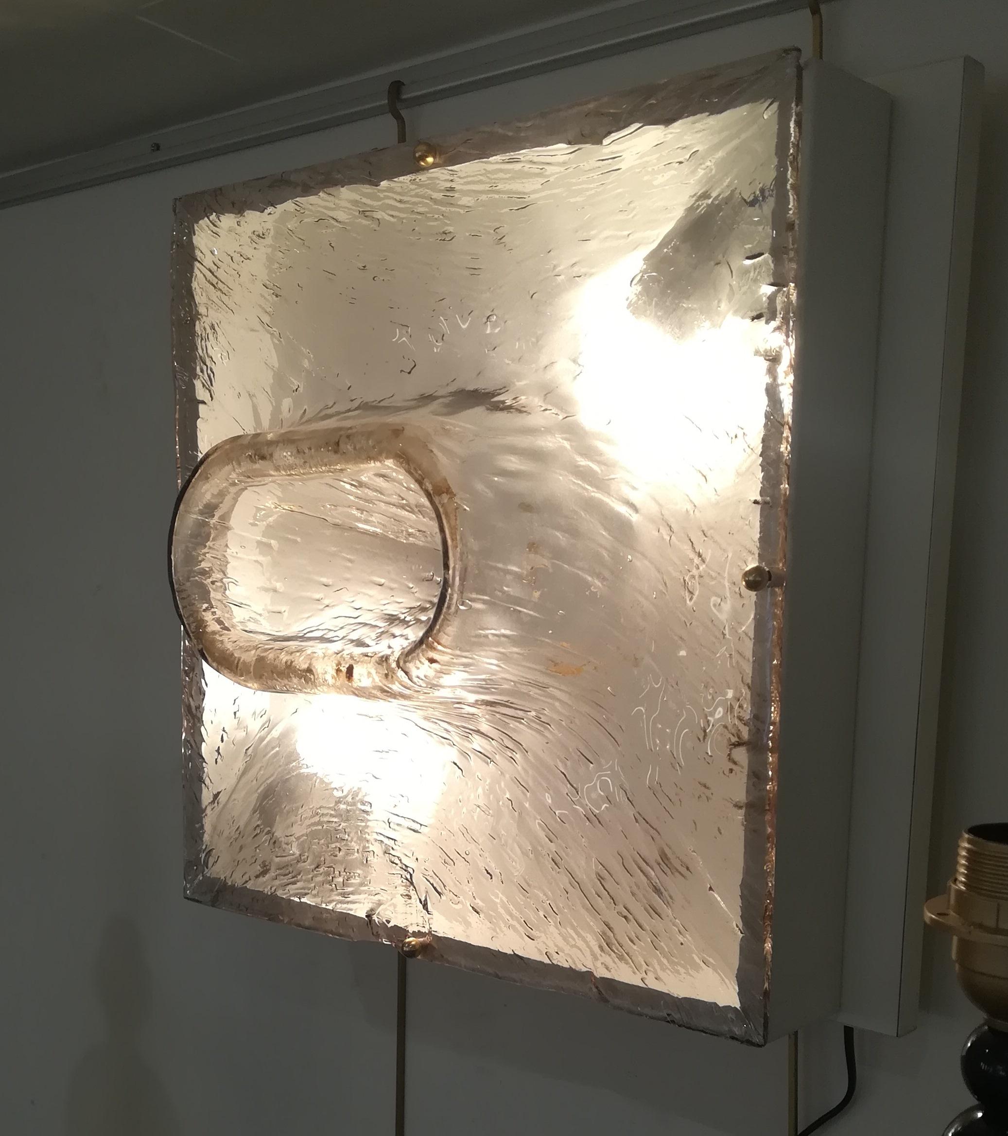 Set von 6 Murano-Glas auf Metall-Box, jeder ist individuell, für das Foto, horizontal oder vertikal Position wiedervereint.
2 Glühbirnen pro Leuchte.
Kann auf Anfrage auch paarweise verkauft werden.