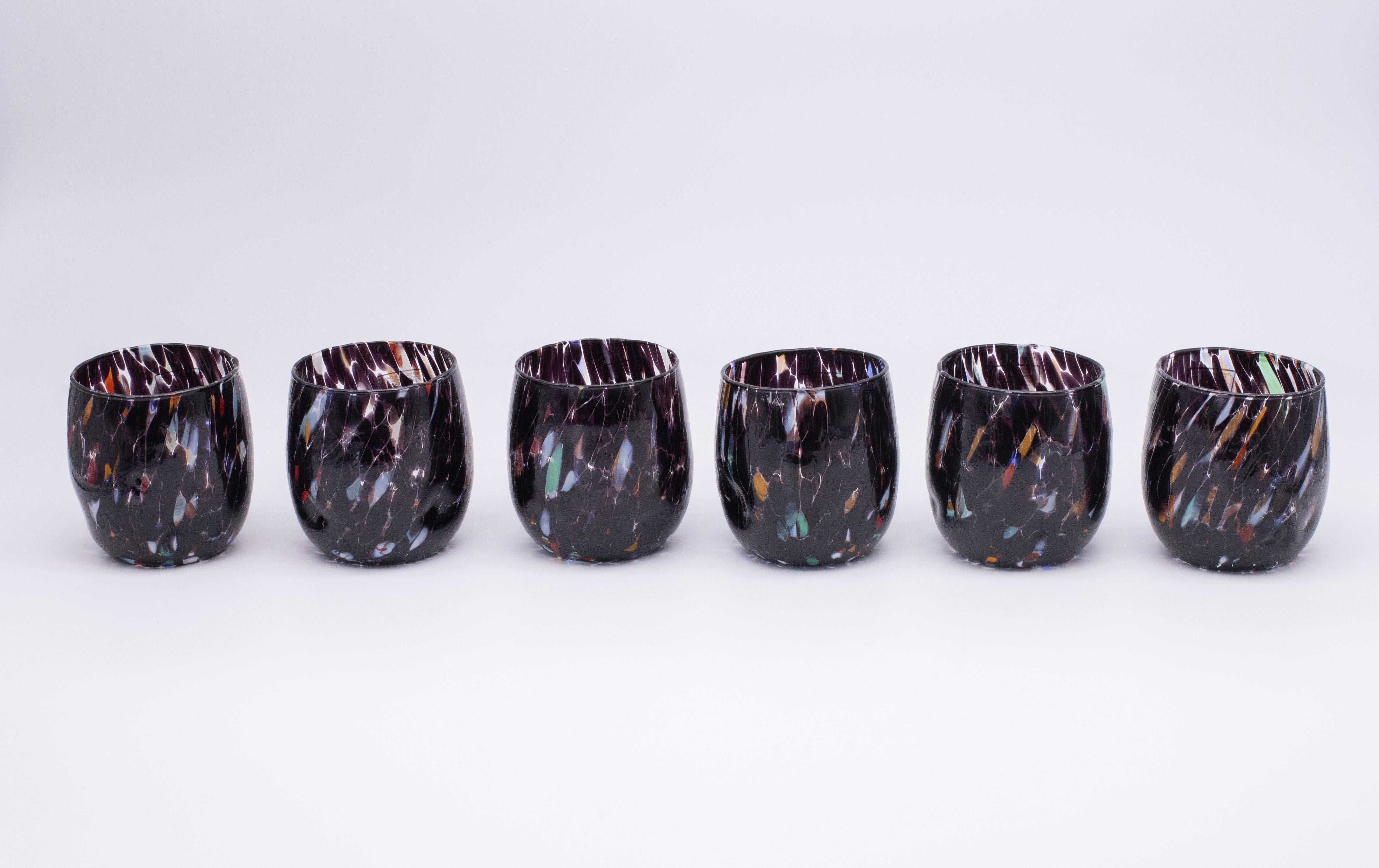 Set aus sechs Wasser-, Trink- und Weingläsern Farbe Schwarz - Murano Glas - Made in Italy.

Diese individuellen Murano-Gläser sind von dem klassischen Murano-Glas 