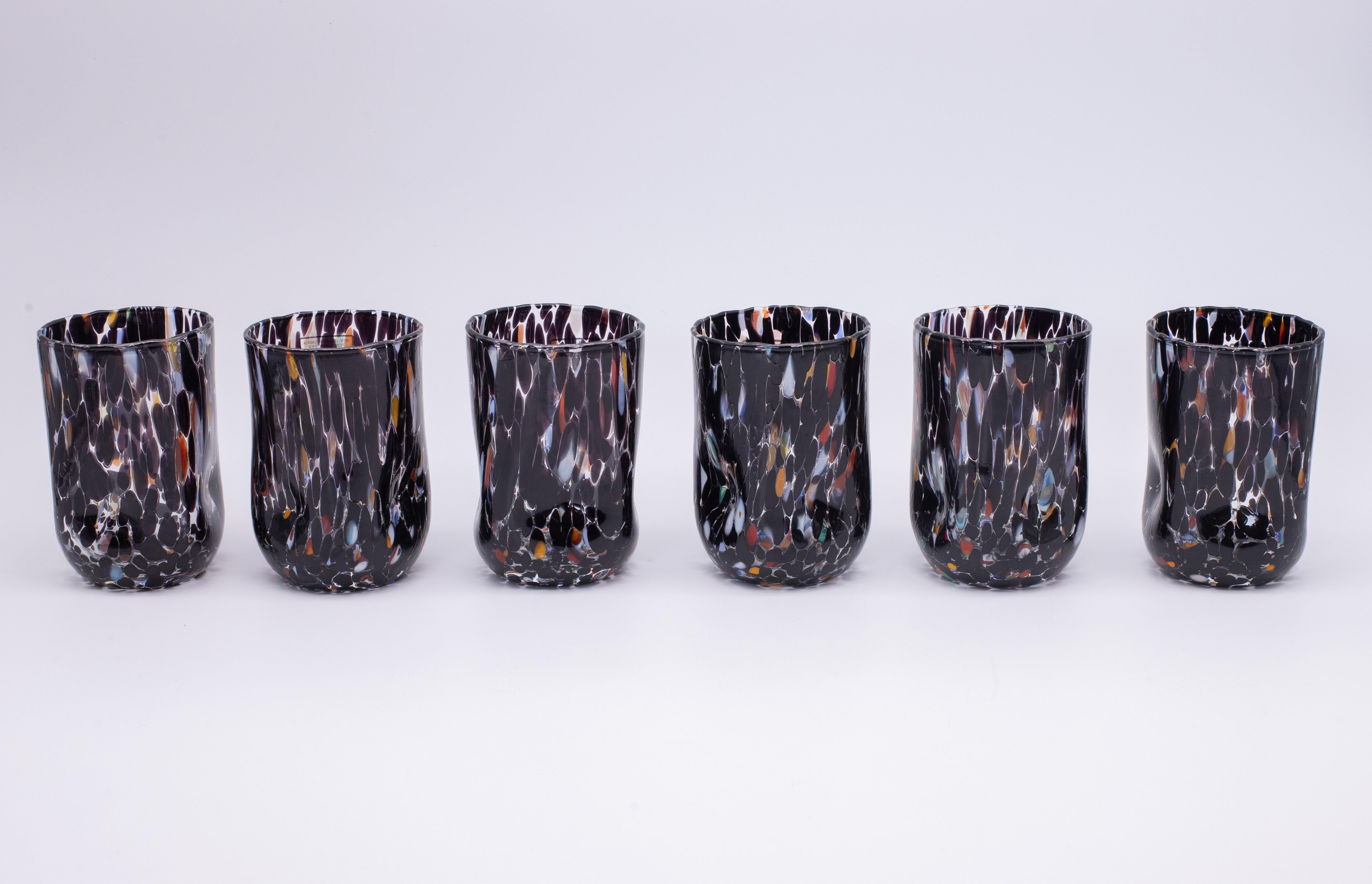 Set aus sechs Wasser-, Trink- und Weingläsern Farbe Schwarz - Murano Glas - Made in Italy.

Diese individuellen Murano-Gläser sind vom klassischen 