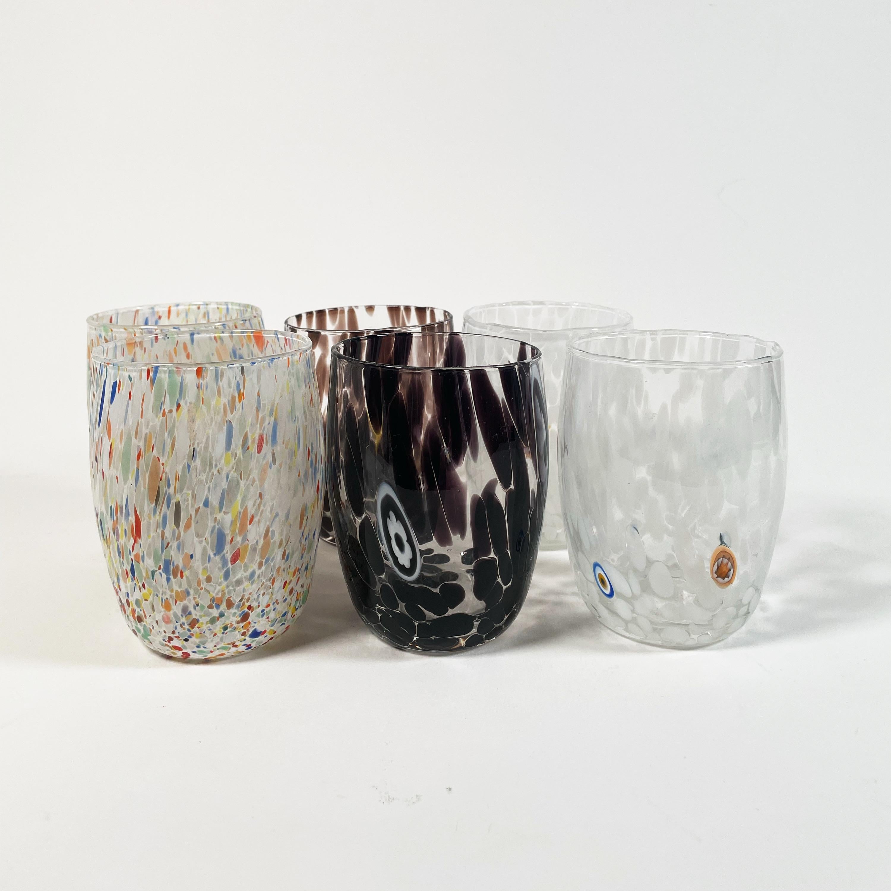 Rehaussez votre expérience culinaire avec ce set de 6 verres exquis de Murano, mettant en valeur l'art intemporel de la verrerie de Murano. Fabriqués dans les années 2000, ces verres sont neufs, jamais utilisés, et prêts à apporter une touche
