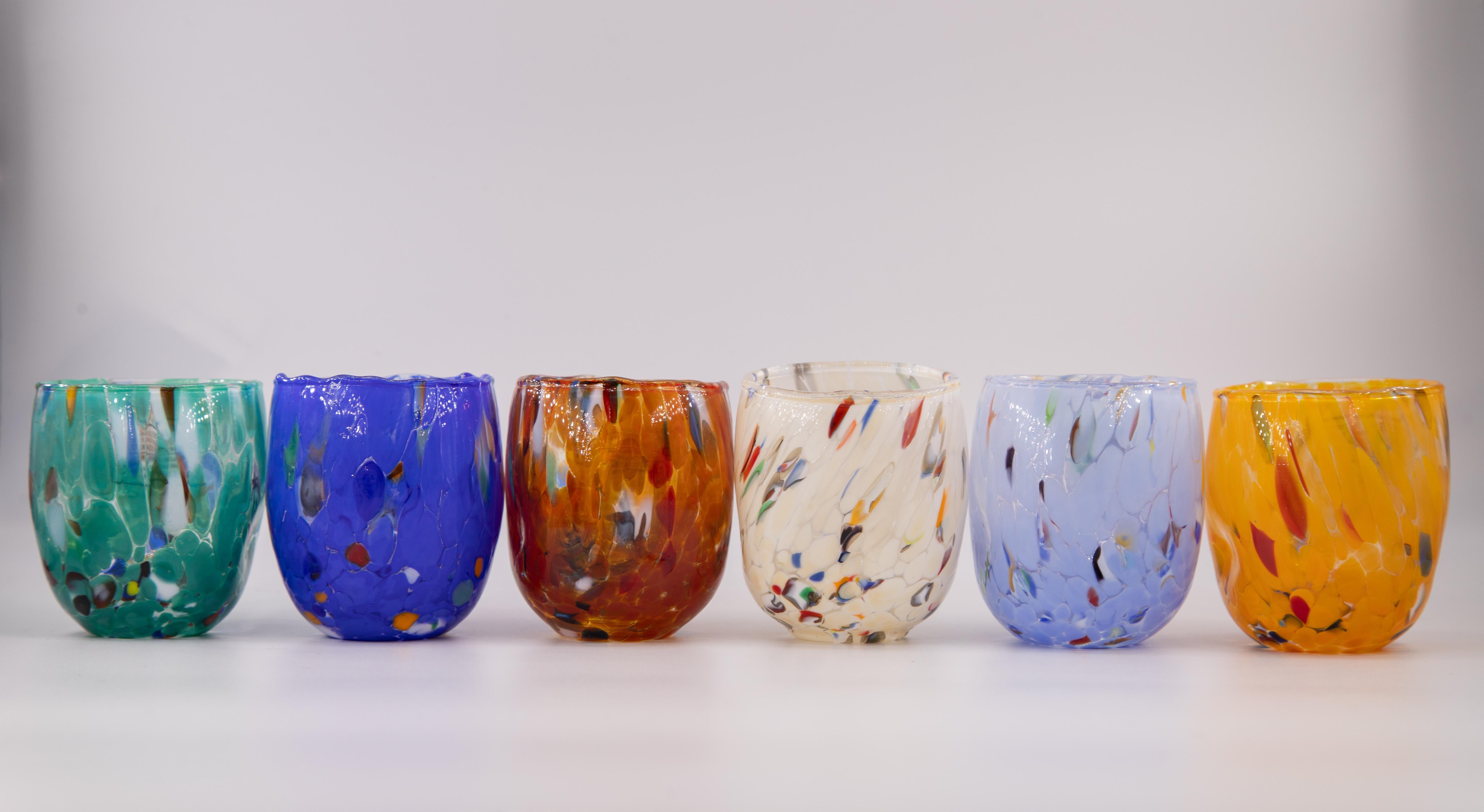 Set von sechs Shot\café Gläser Farbe Multicolor (petrol grün, blau, rot, elfenbein, periwinkle, Senf) - Murano Glas - Made in Italy.

Diese individuellen Murano-Gläser sind von dem klassischen Murano-Glas 