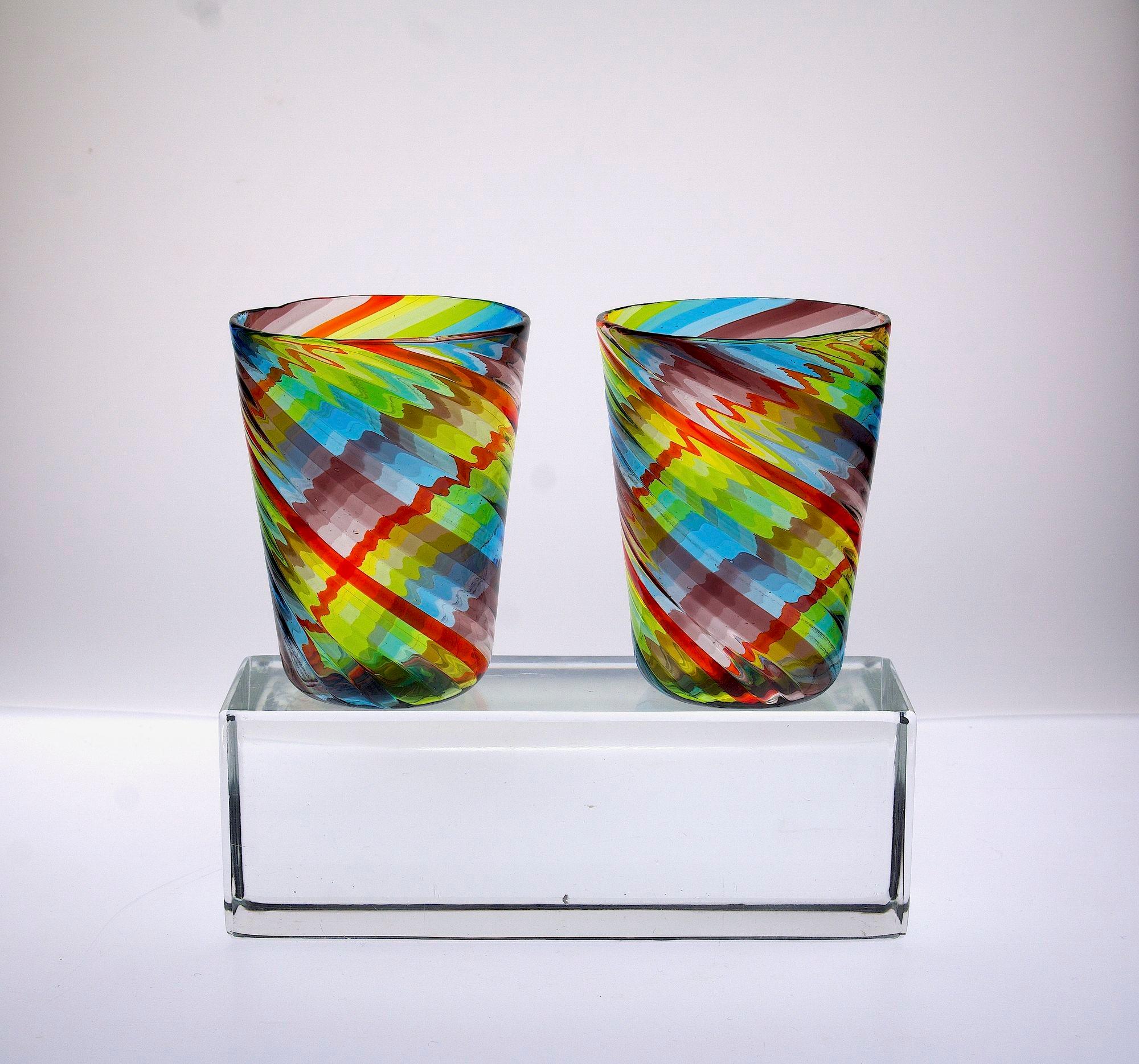 Ensemble de six gobelets en verre de Murano avec une incroyable séquence de 11 cannes en verre de couleurs différentes dans une séquence de teintes et de couleurs vives.
La technique est appelée Piera, l'une des façons les plus difficiles pour le