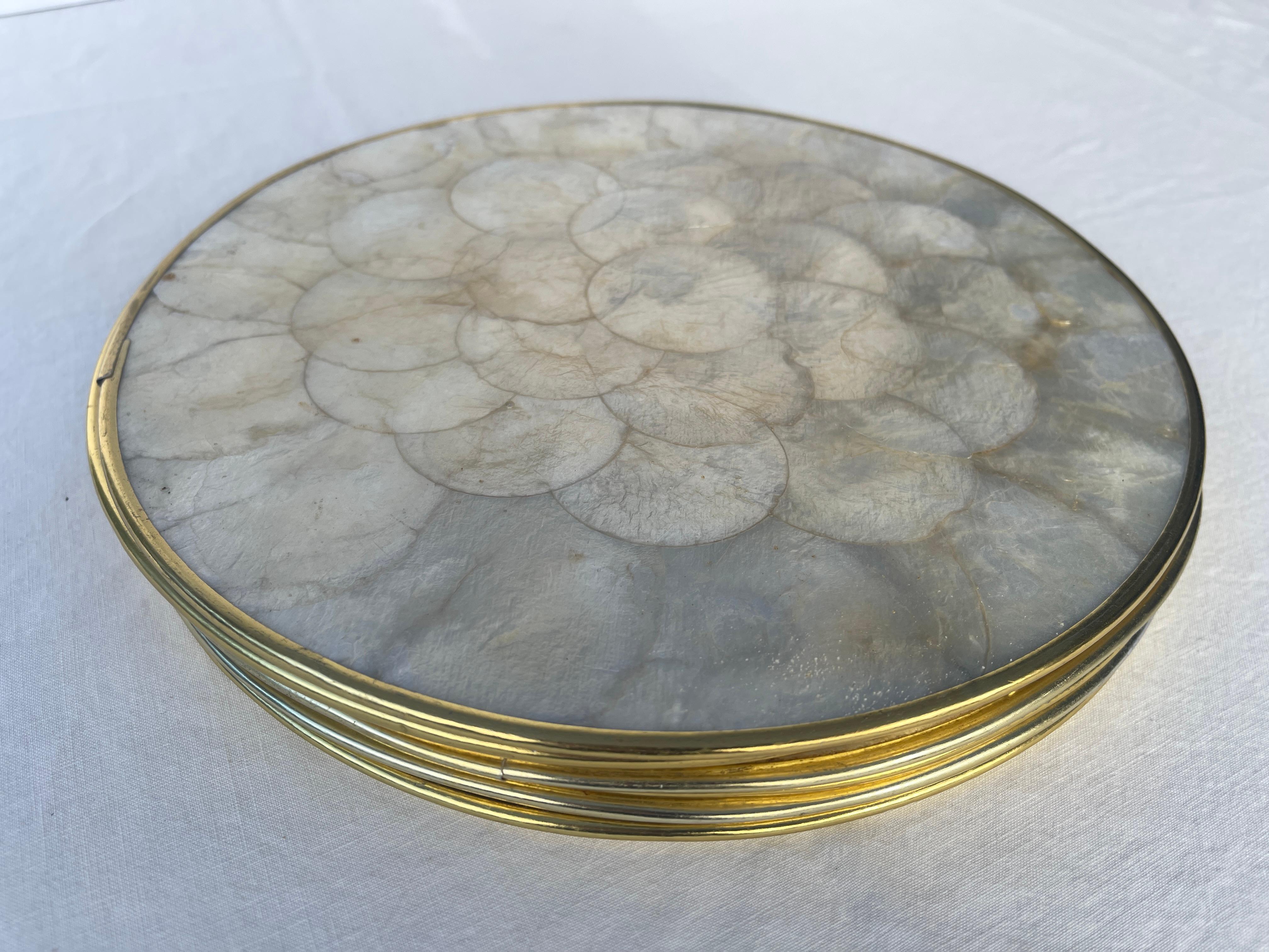 Ensemble de 6 porte-serviettes rondes en coquillage Capiz naturel et liège avec bords en laiton en vente 3