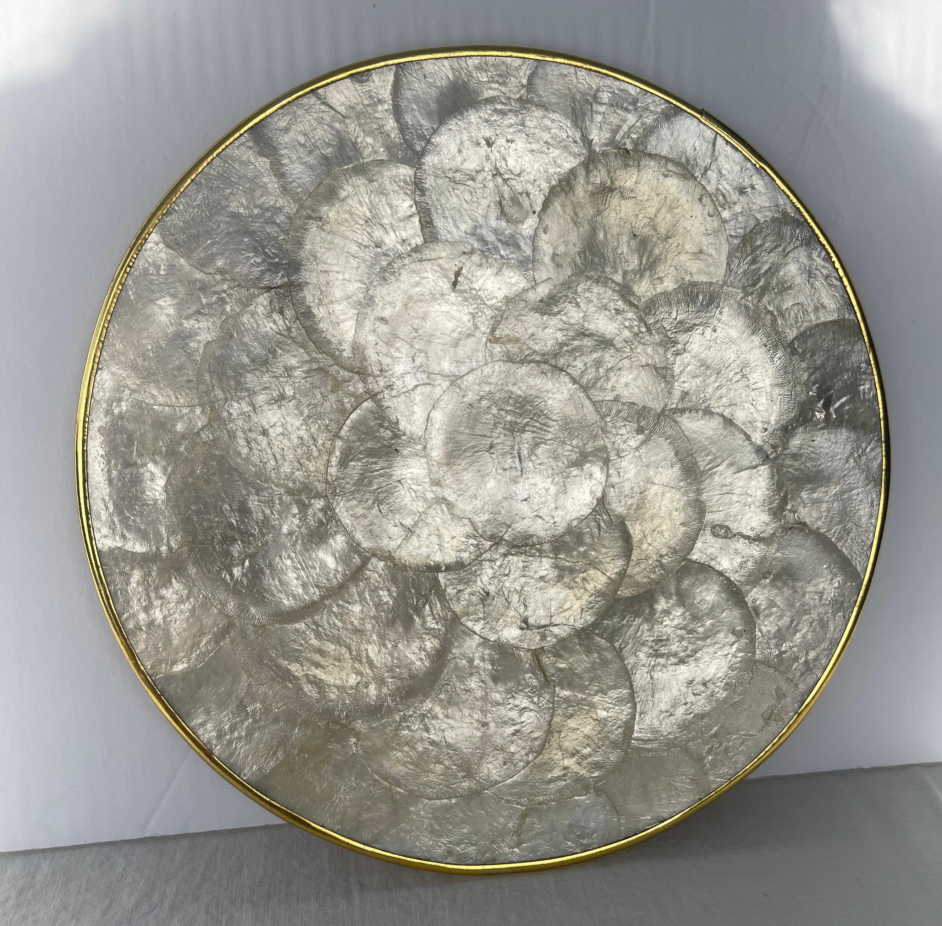 Mid-Century Modern Ensemble de 6 porte-serviettes rondes en coquillage Capiz naturel et liège avec bords en laiton en vente