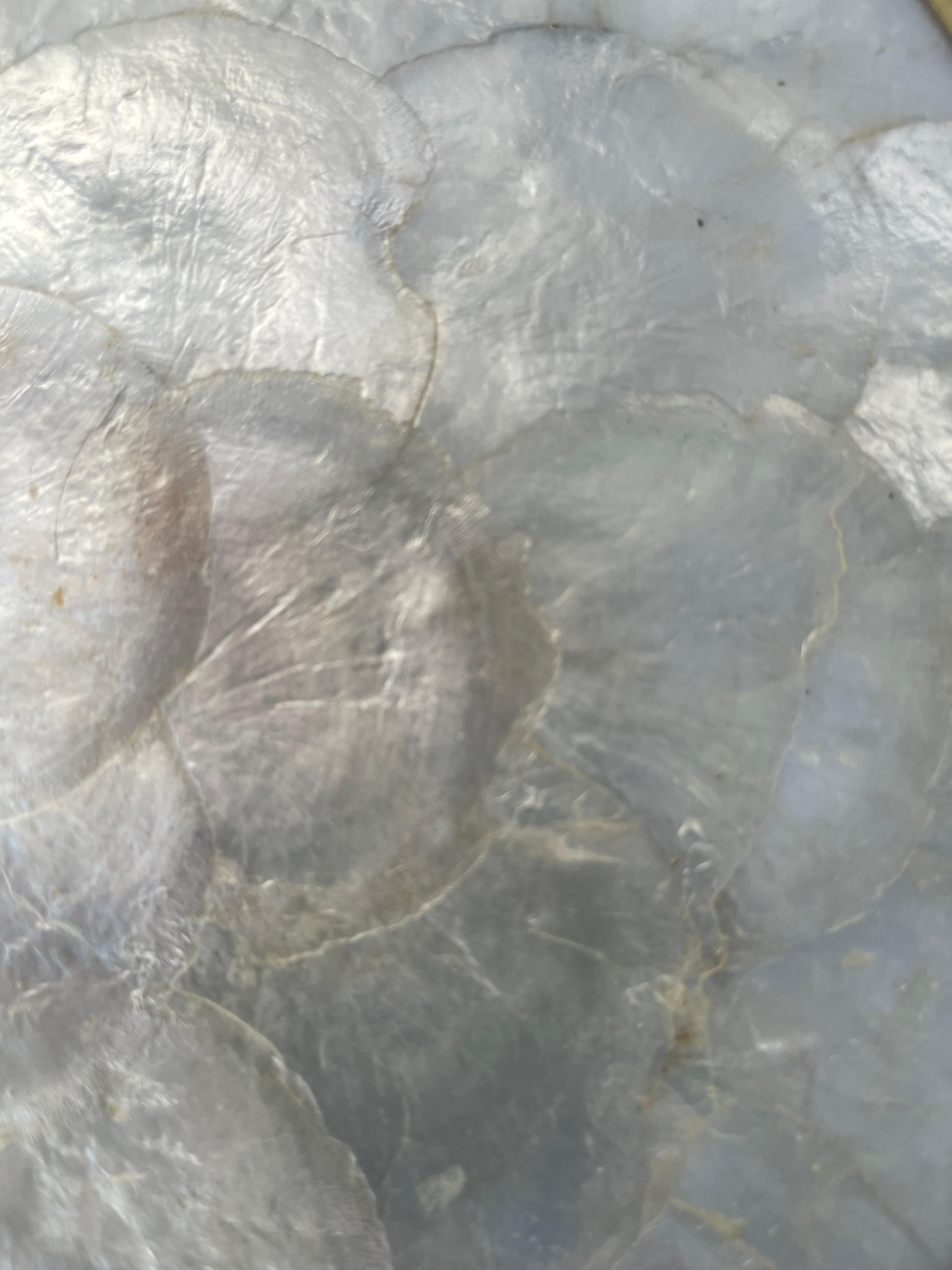Incrusté Ensemble de 6 porte-serviettes rondes en coquillage Capiz naturel et liège avec bords en laiton en vente