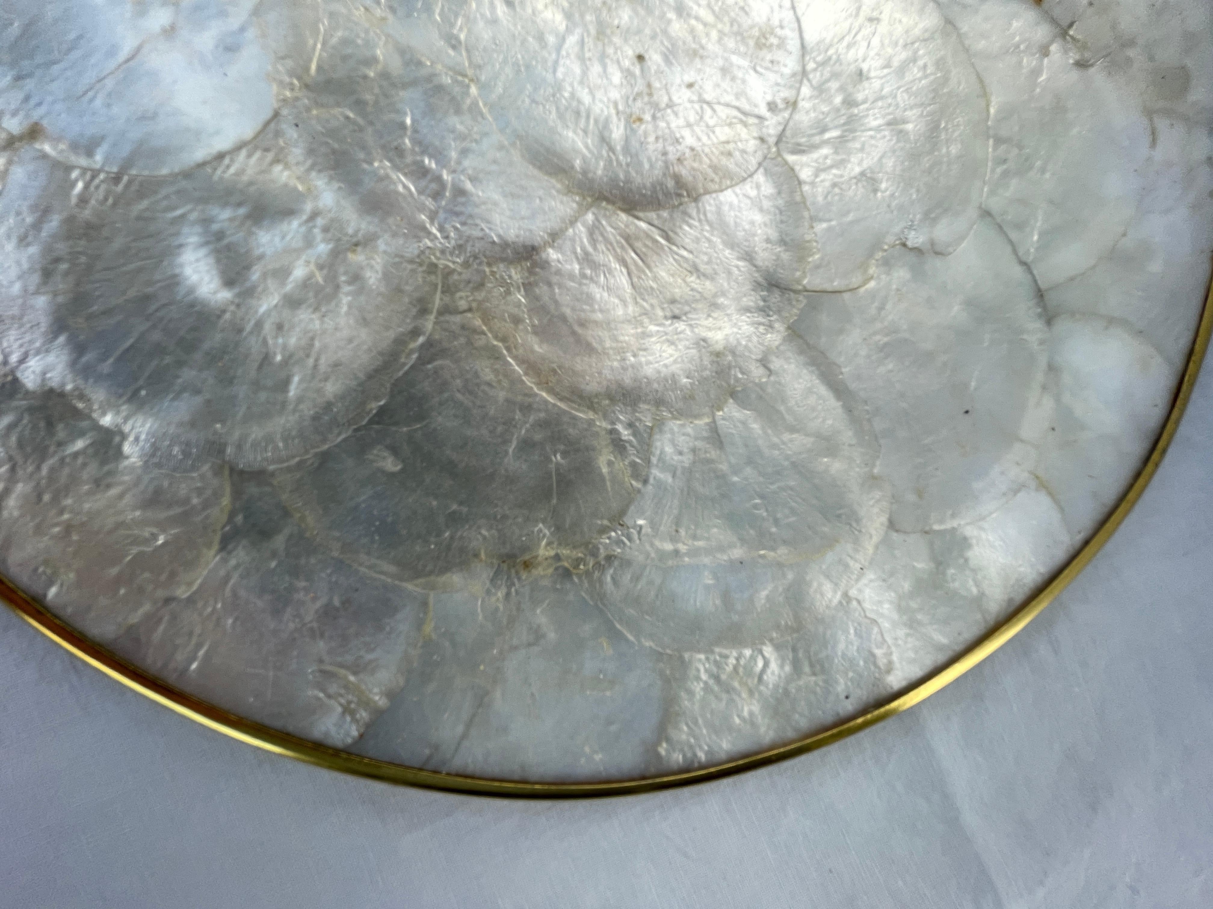 Ensemble de 6 porte-serviettes rondes en coquillage Capiz naturel et liège avec bords en laiton Bon état - En vente à New York, NY
