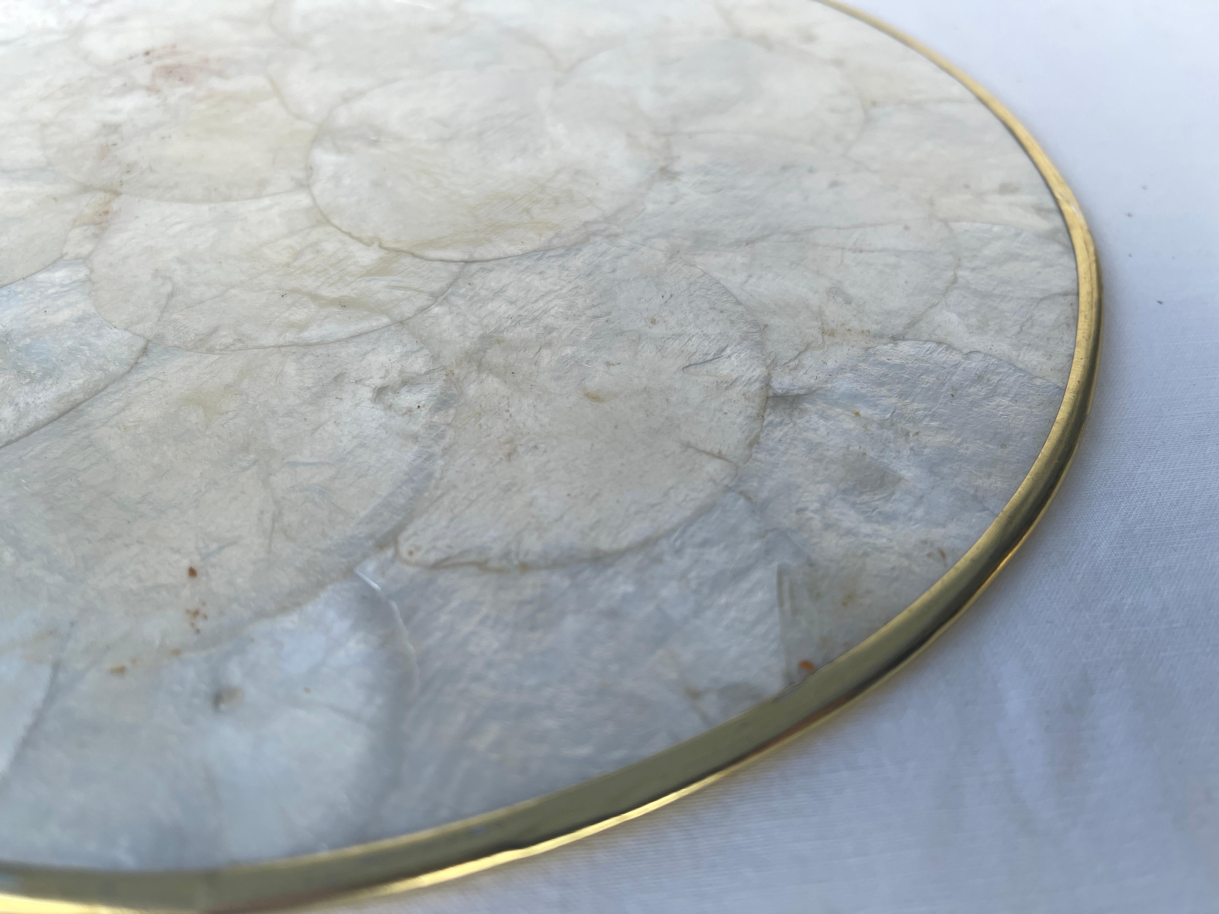 20ième siècle Ensemble de 6 porte-serviettes rondes en coquillage Capiz naturel et liège avec bords en laiton en vente