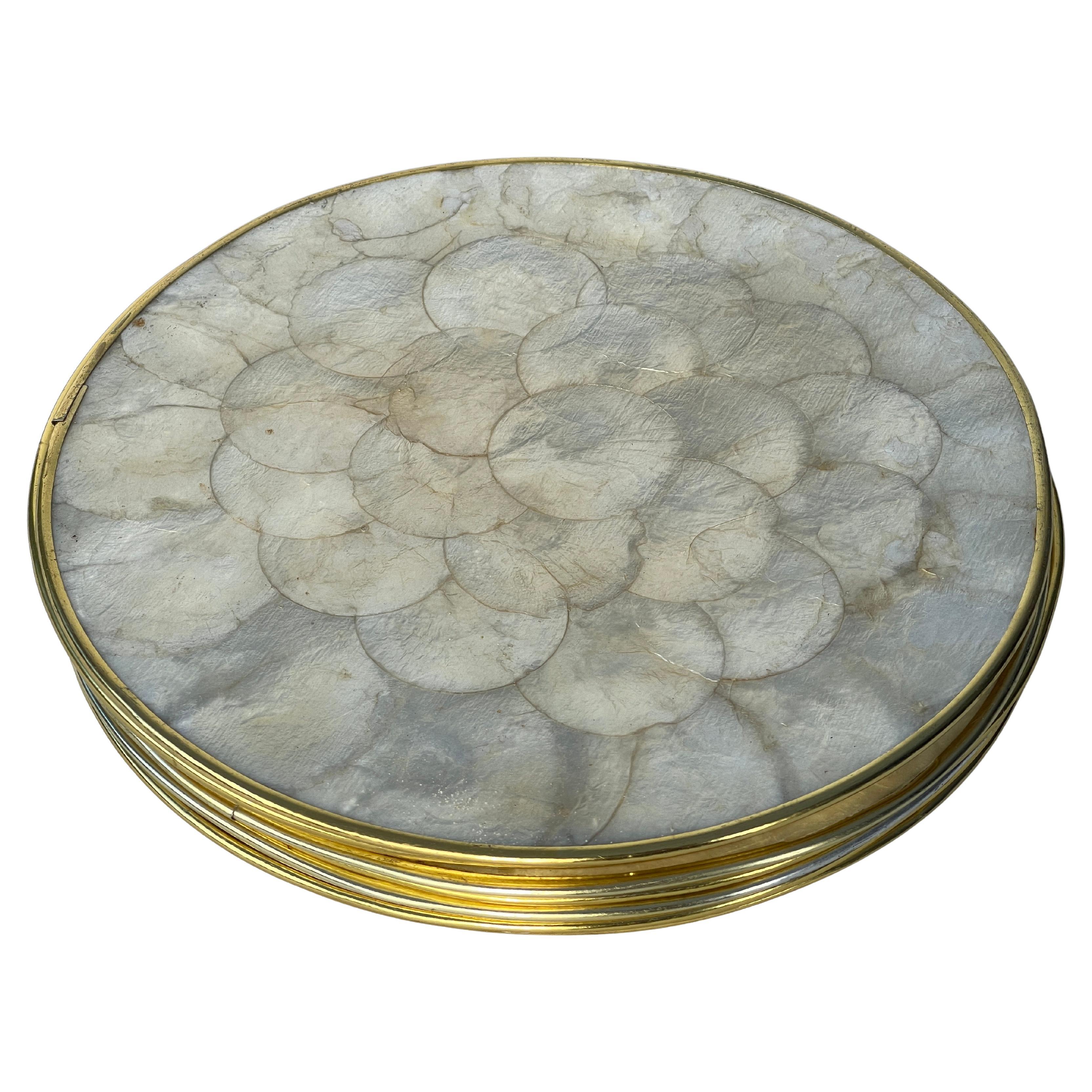 Set von 6 runden Platztellern aus natürlicher Capiz-Muschel- und Korkschale mit Messing Rand