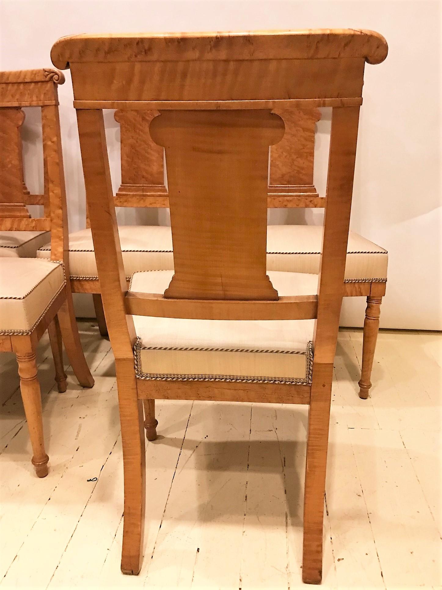 Belge Ensemble de 6 chaises néoclassiques en érable piqué, Bruxelles, Circa : 1825 en vente