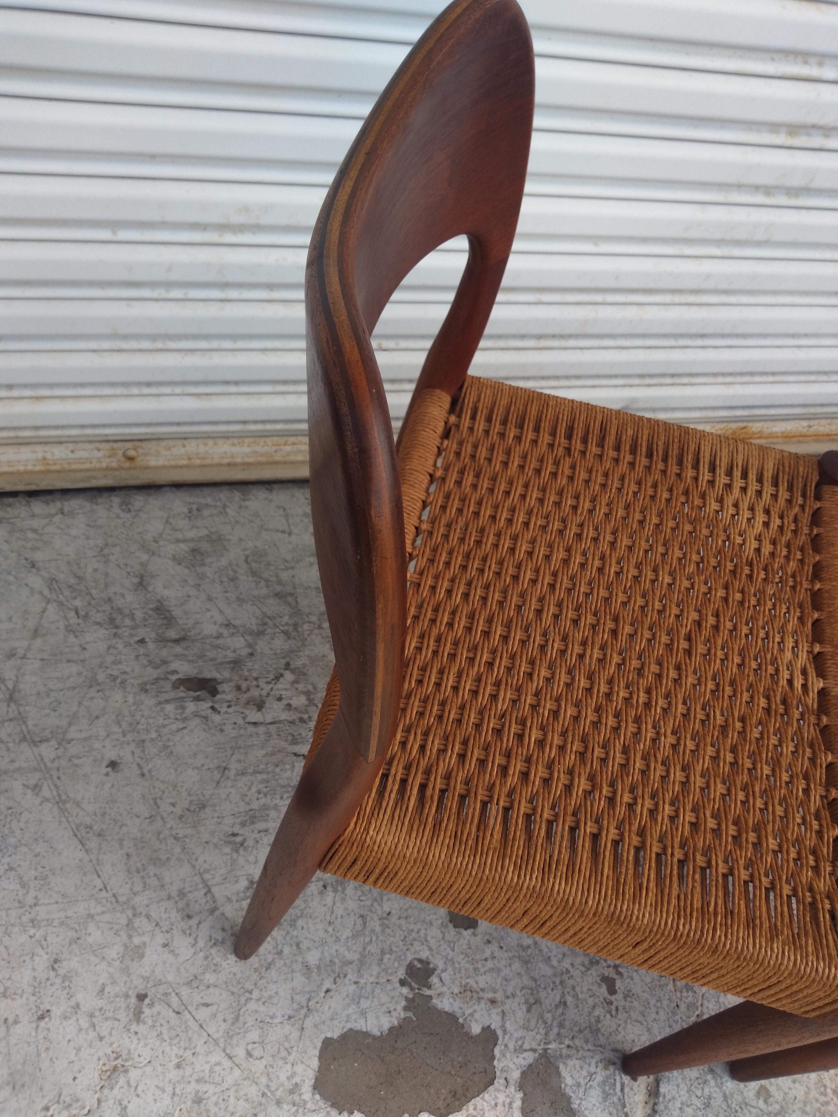 Il s'agit de la chaise #71 de Niels Moller. Il est fabriqué en teck et comporte des sièges en corde. Les dossiers sont inclinés, ce qui confère à ces chaises un aspect très chic.