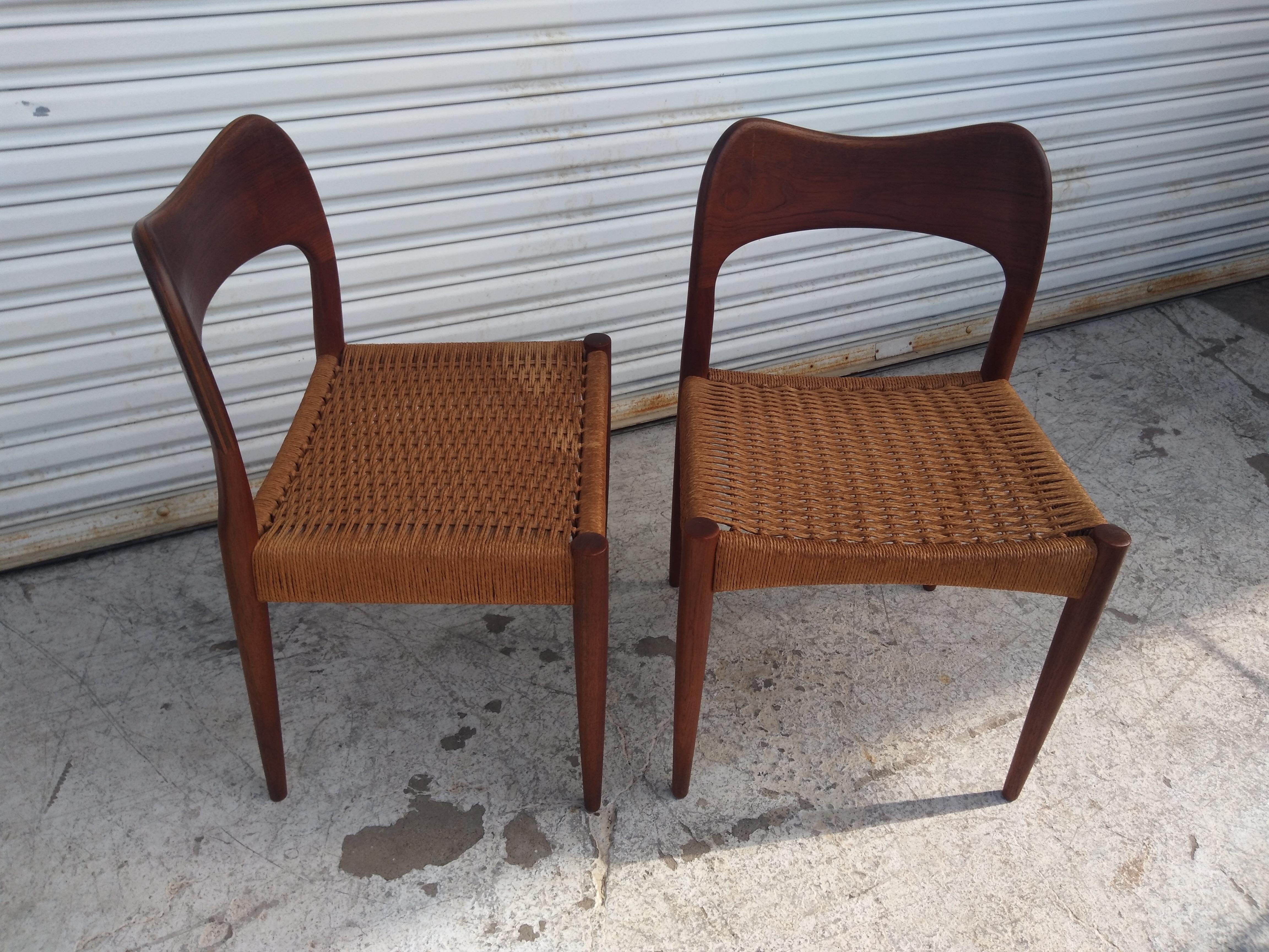 Mid-Century Modern Ensemble de 6 chaises de salle à manger Arne Hovmand Olson en teck avec siège en cordon de papier en vente