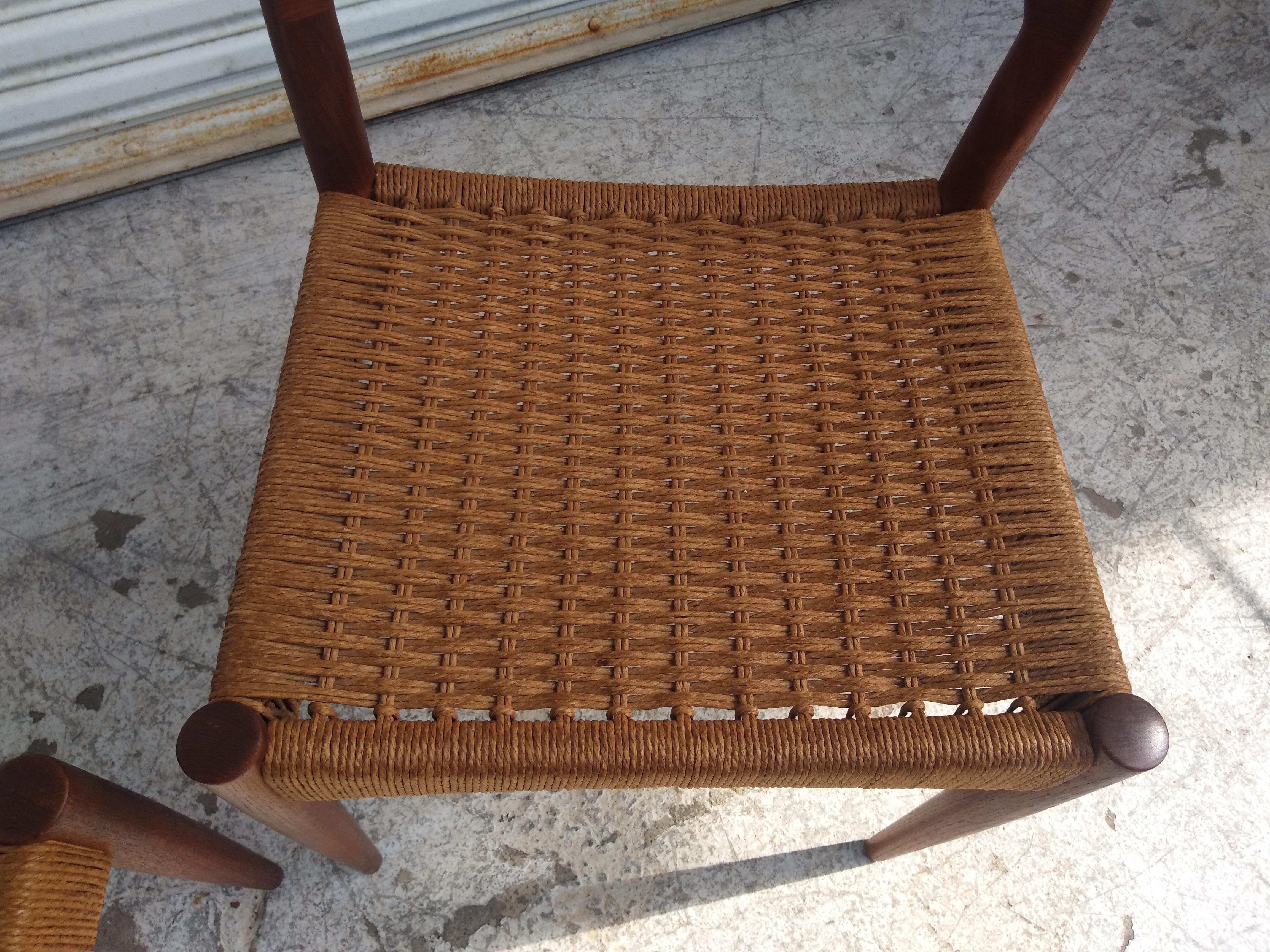 Danois Ensemble de 6 chaises de salle à manger Arne Hovmand Olson en teck avec siège en cordon de papier en vente