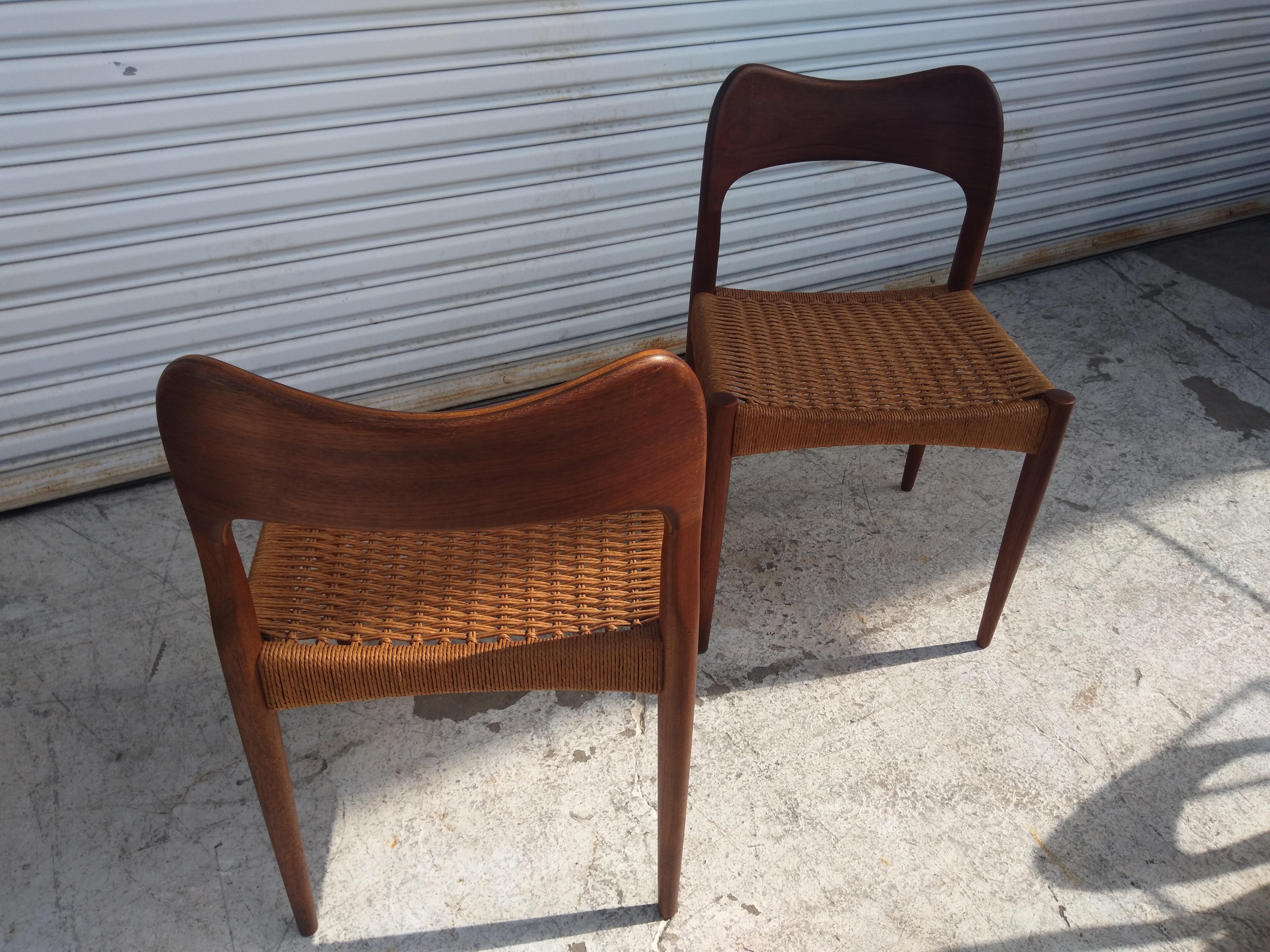 20ième siècle Ensemble de 6 chaises de salle à manger Arne Hovmand Olson en teck avec siège en cordon de papier en vente