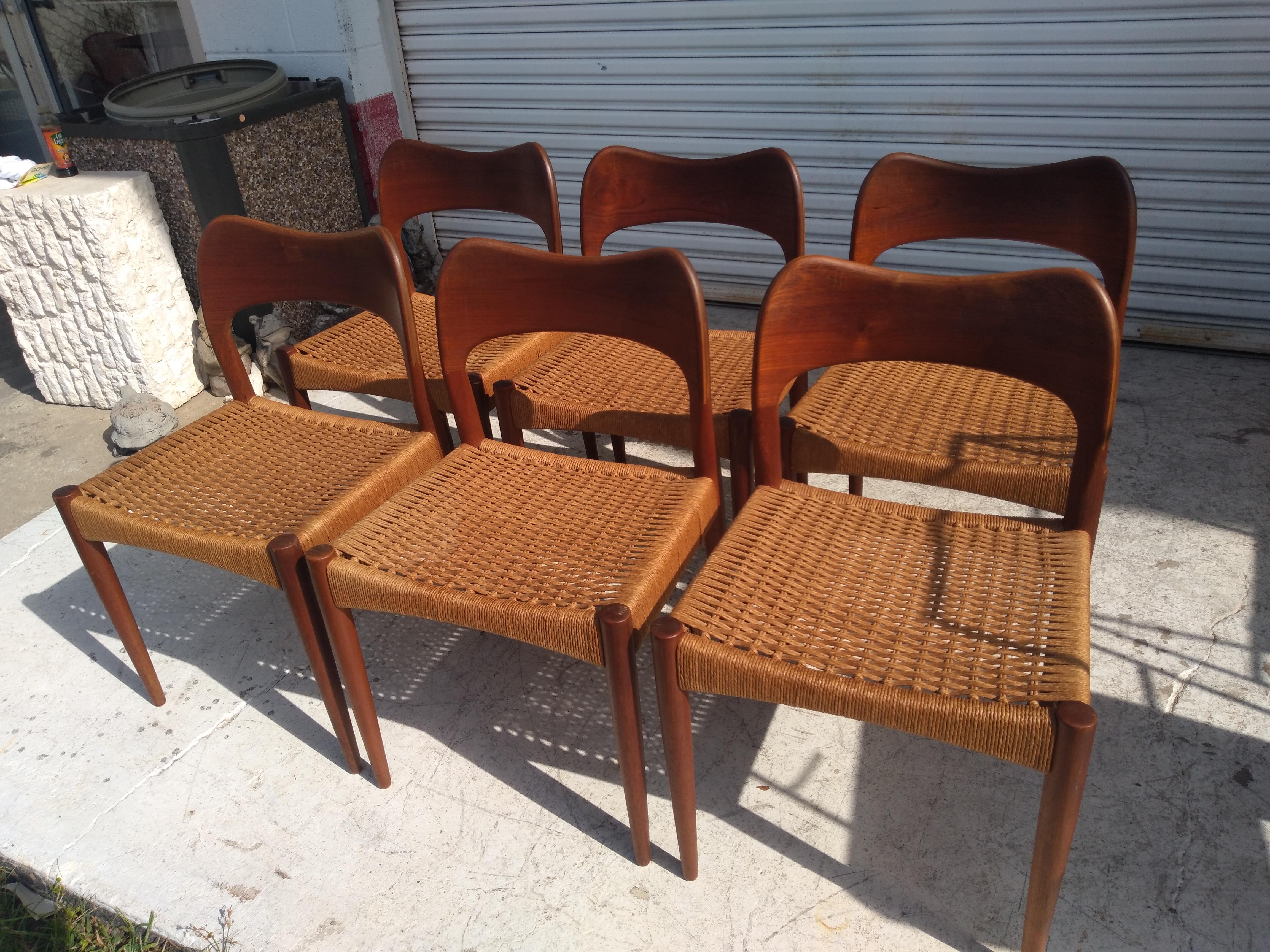 Teck Ensemble de 6 chaises de salle à manger Arne Hovmand Olson en teck avec siège en cordon de papier en vente