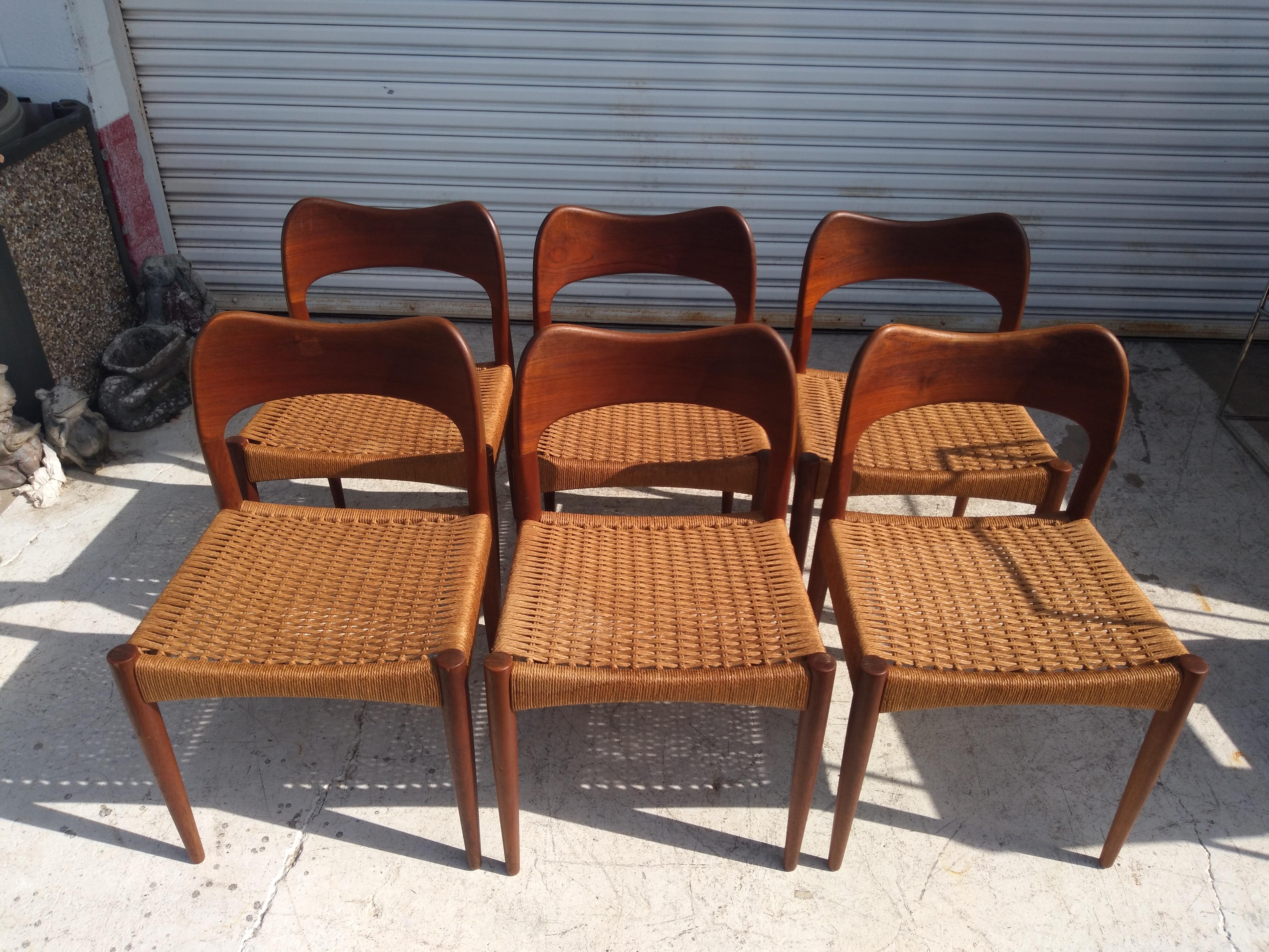 Ensemble de 6 chaises de salle à manger Arne Hovmand Olson en teck avec siège en cordon de papier en vente 1