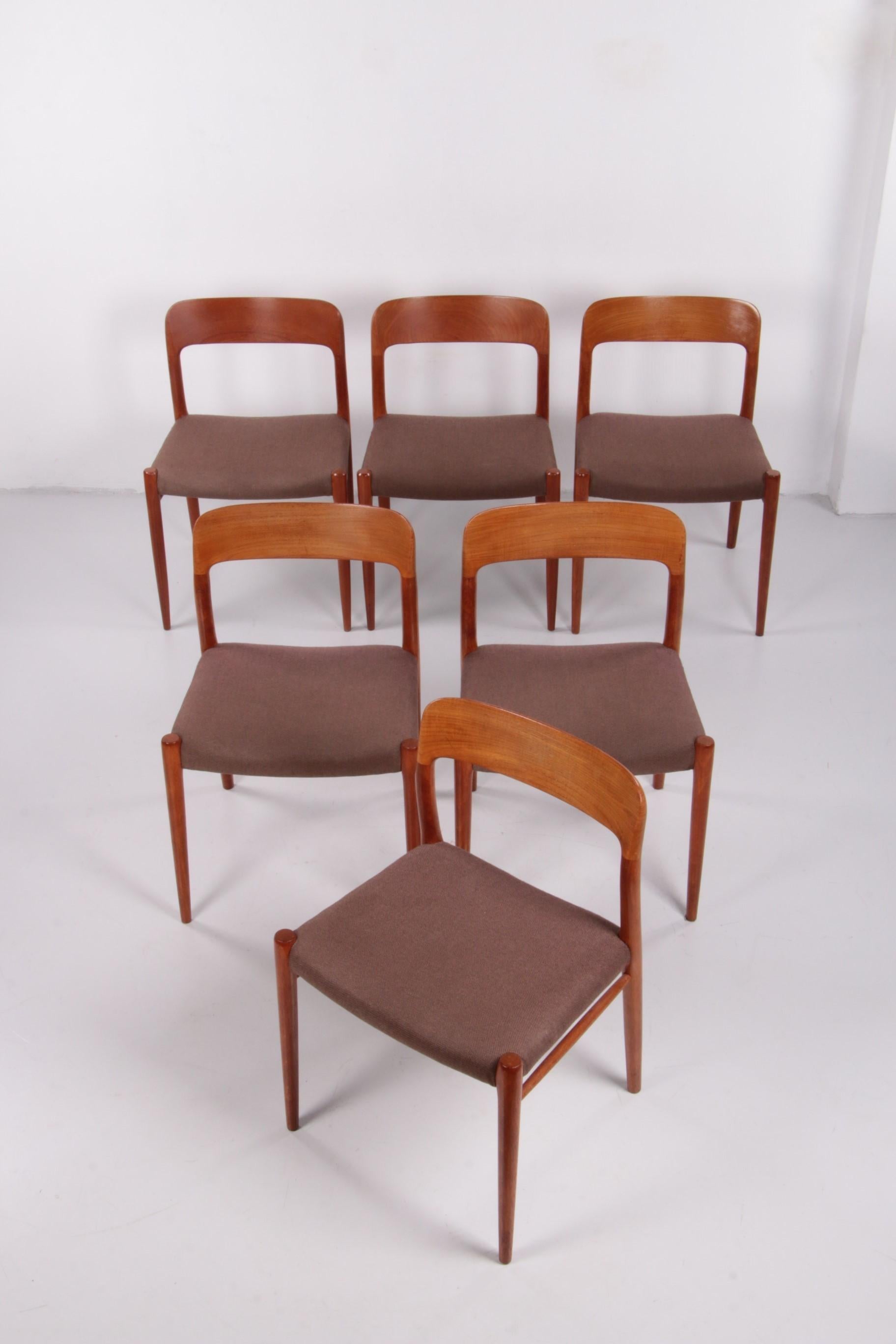 Set of 6 Niels Moller dining room chairs model 75 Denmark 1960


Very nice set of 6 dining room chairs designed by Niels Møller.

Niels Møller is known in Denmark for quality and craftsmanship and that is clearly visible in this model, 'model