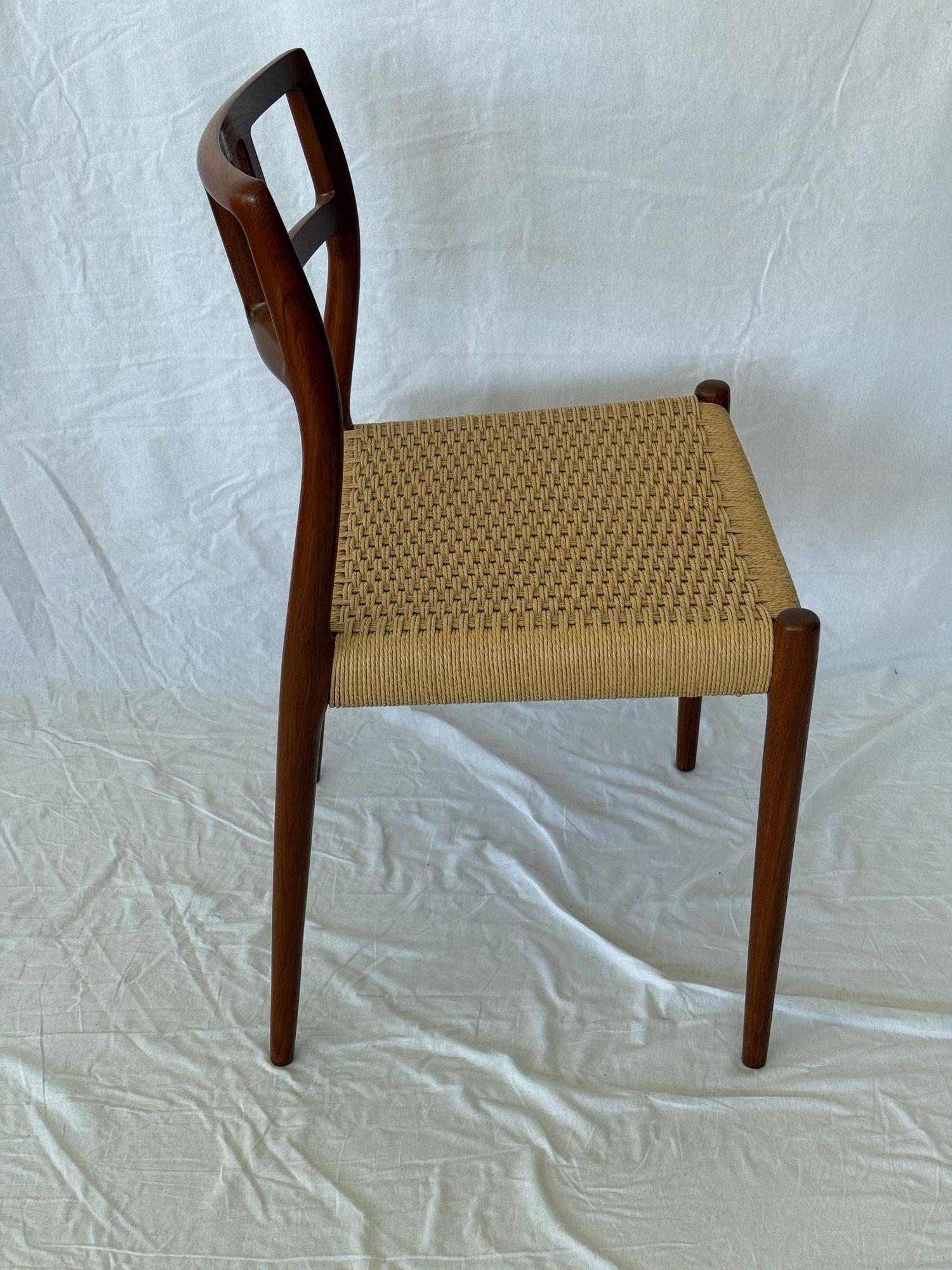 Ensemble de 6 chaises de salle à manger Model No No 79 en vente 3