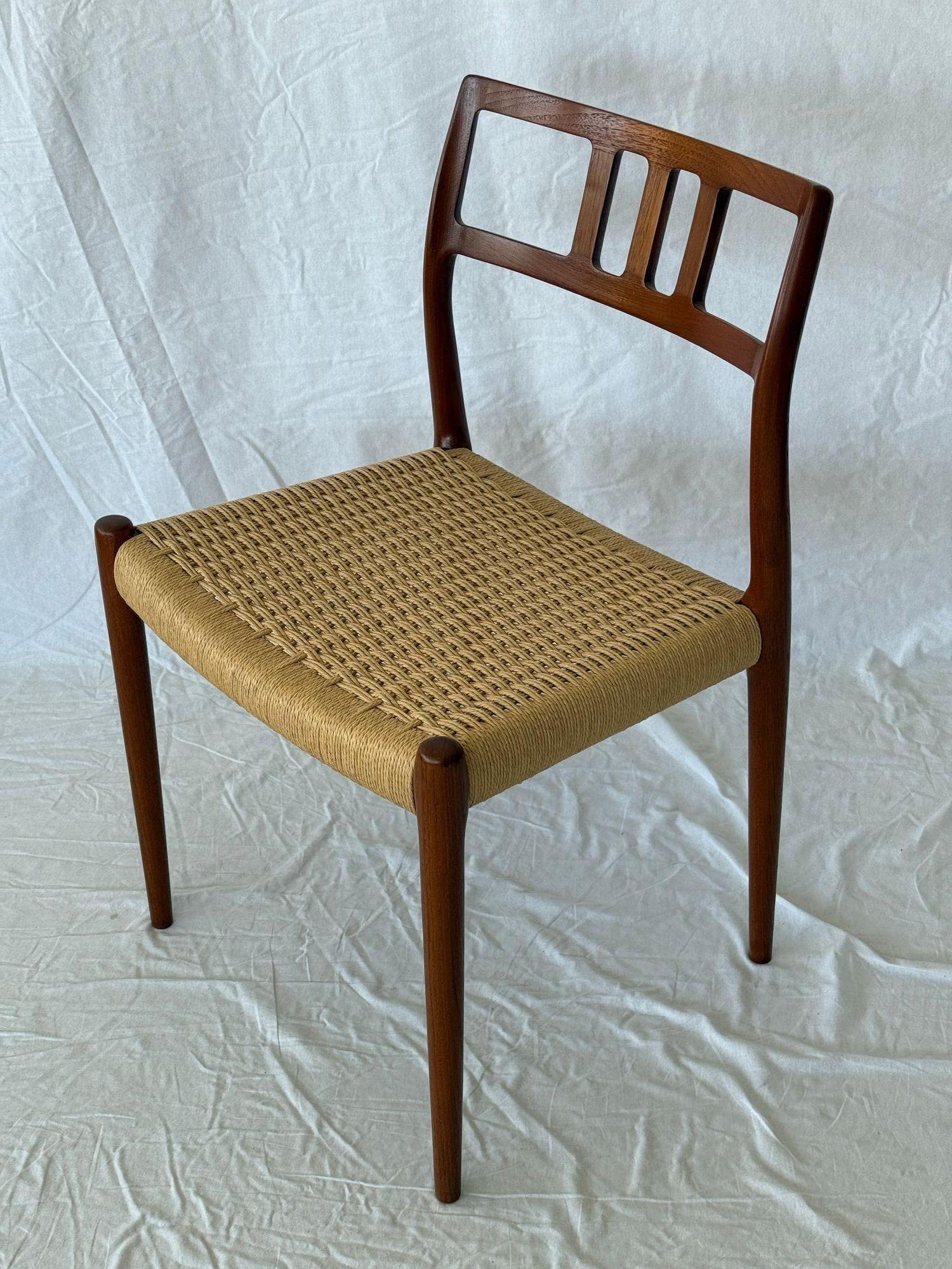 Ensemble de 6 chaises de salle à manger Model No No 79 en vente 4