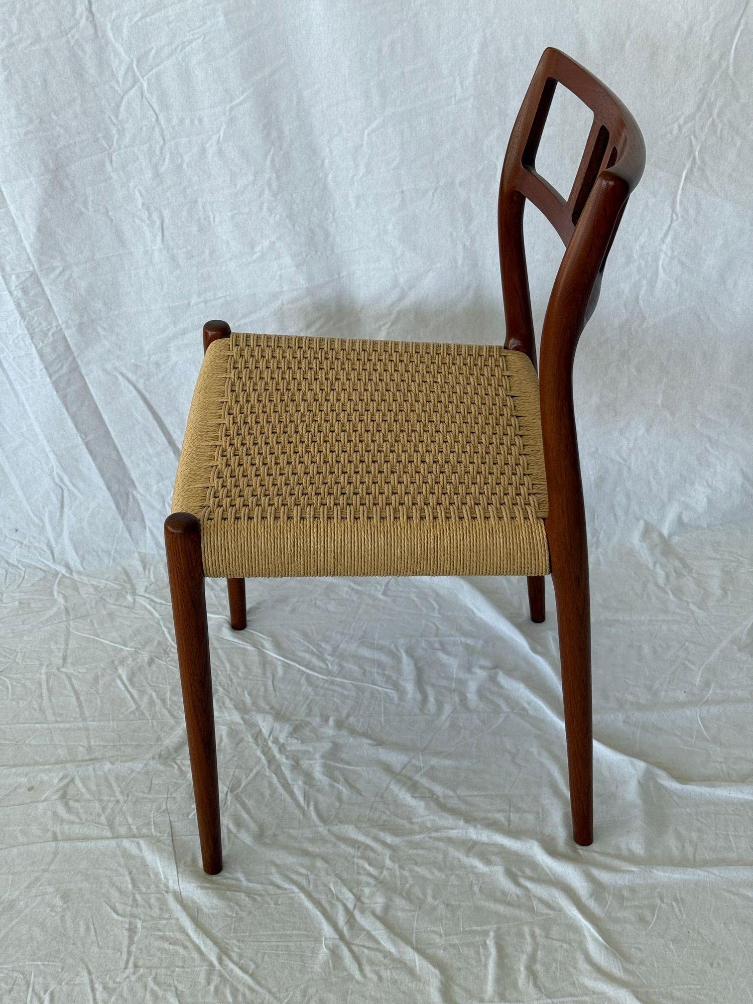 Scandinave moderne Ensemble de 6 chaises de salle à manger Model No No 79 en vente