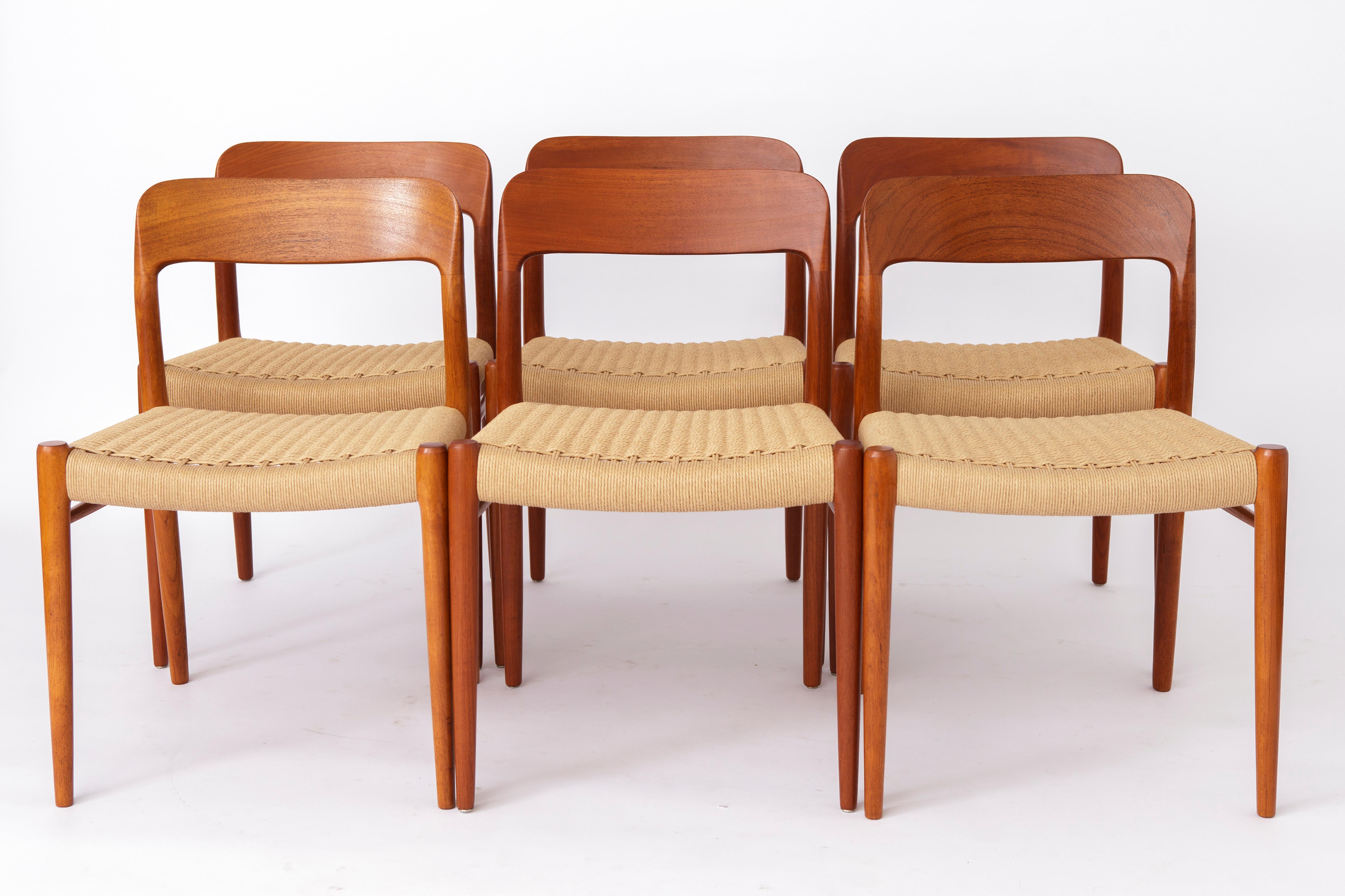 Set of 6 Niels Otto Moller Model 75 Dining Chairs, 1950s – Restored Teak & Renew Moderno de mediados de siglo en venta