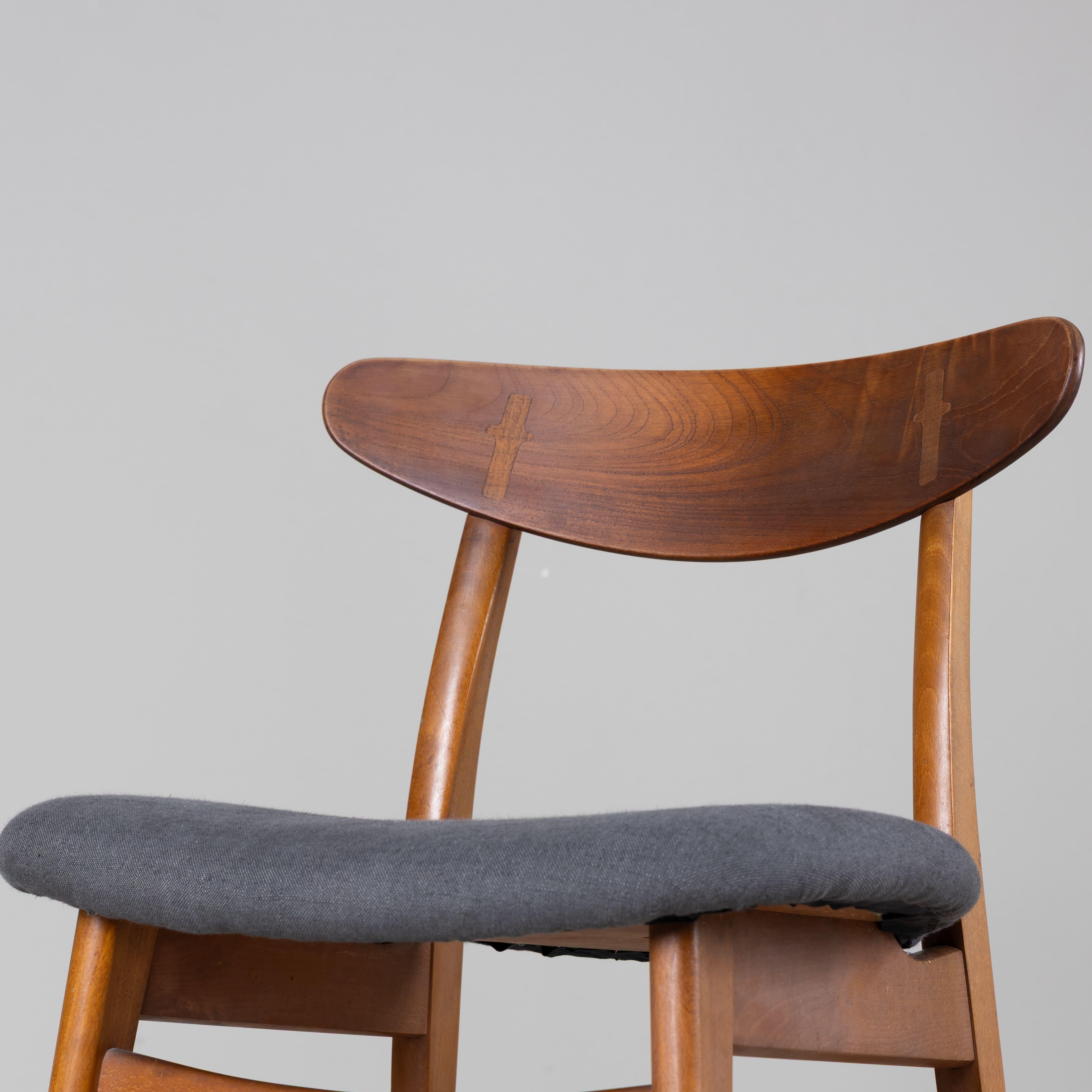 Satz von 6 nordischen Stühlen in grauem Stoff, Hans J. Wegner, 1960 im Angebot 6