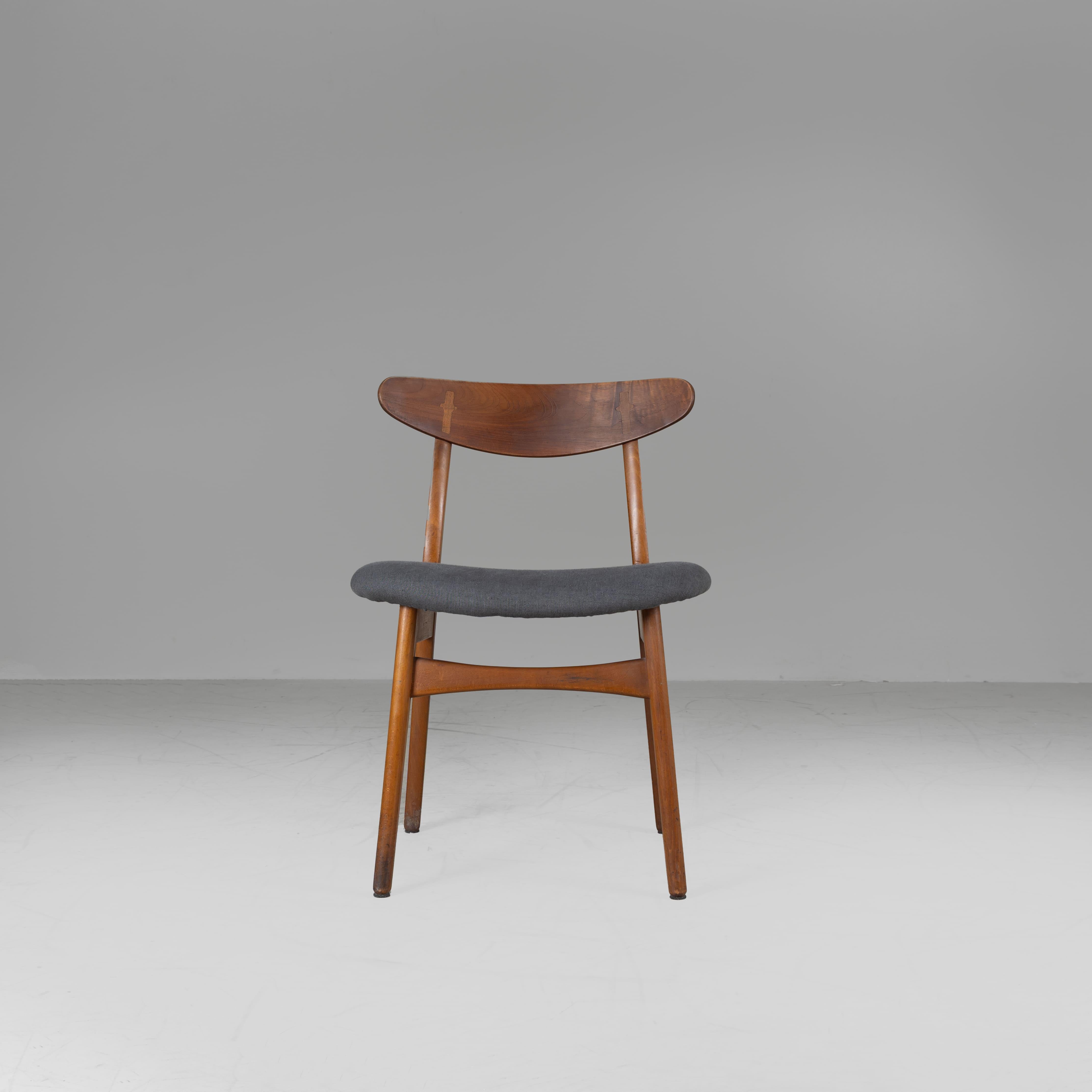 Satz von 6 nordischen Stühlen in grauem Stoff, Hans J. Wegner, 1960 (Textil) im Angebot