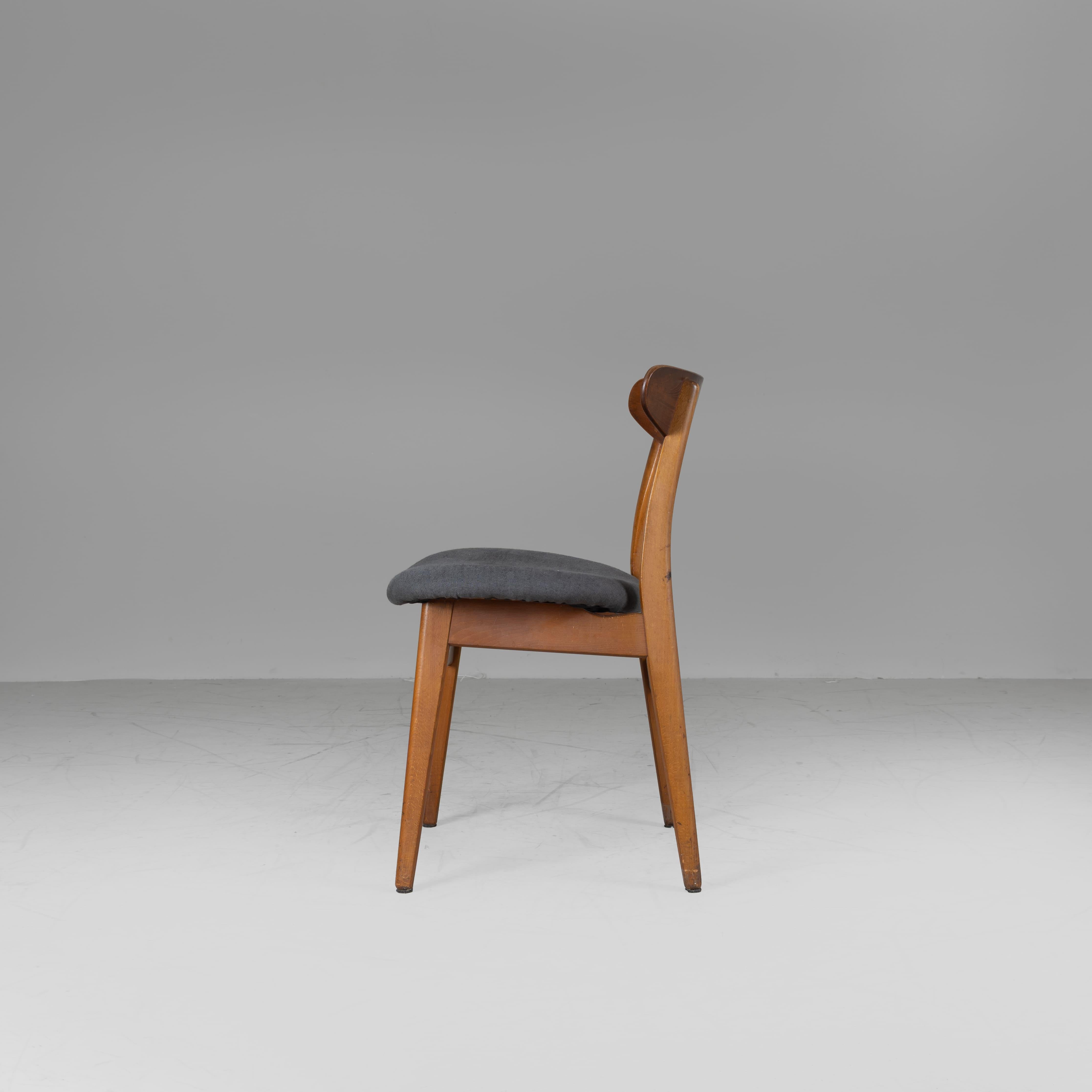 Satz von 6 nordischen Stühlen in grauem Stoff, Hans J. Wegner, 1960 im Angebot 1