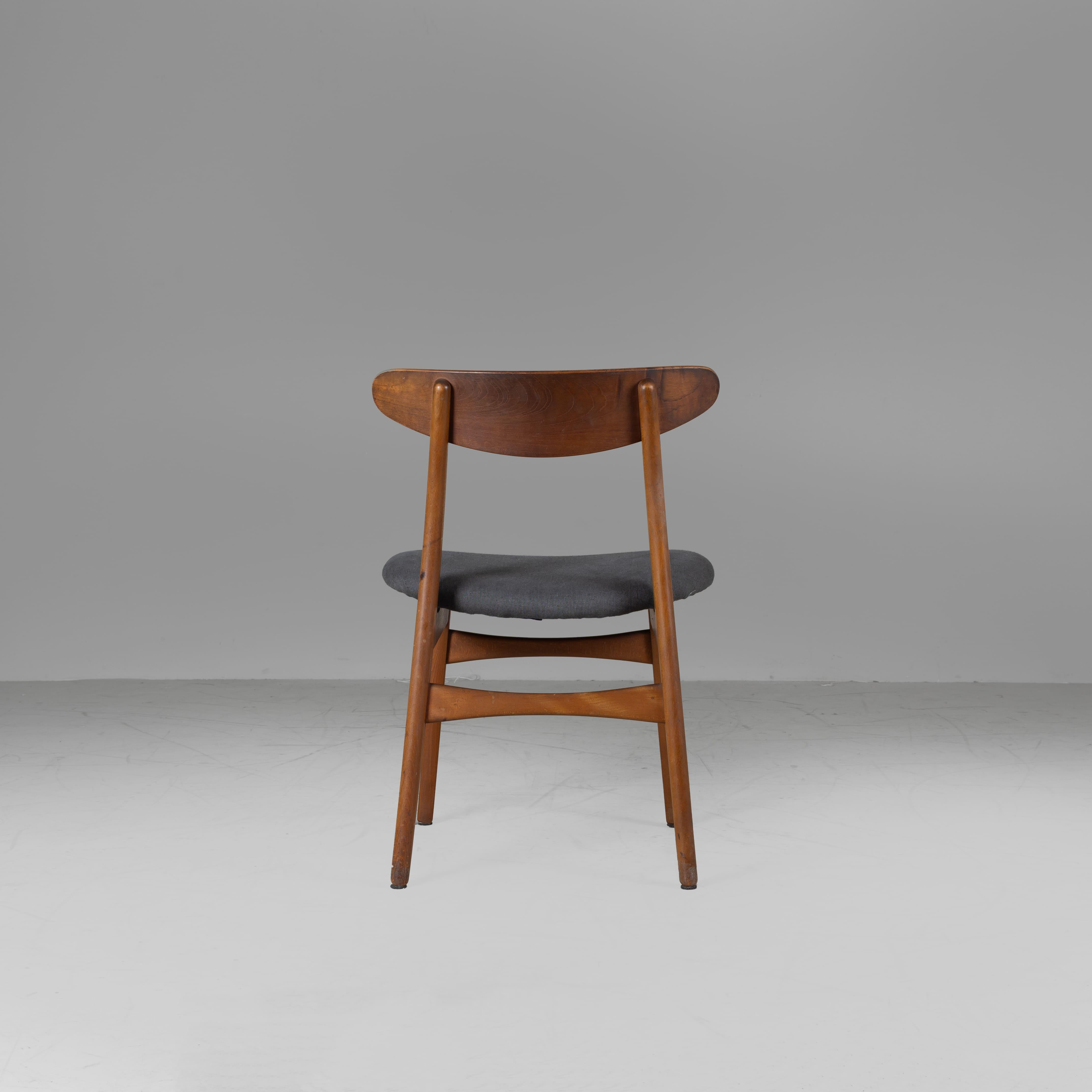 Satz von 6 nordischen Stühlen in grauem Stoff, Hans J. Wegner, 1960 im Angebot 2