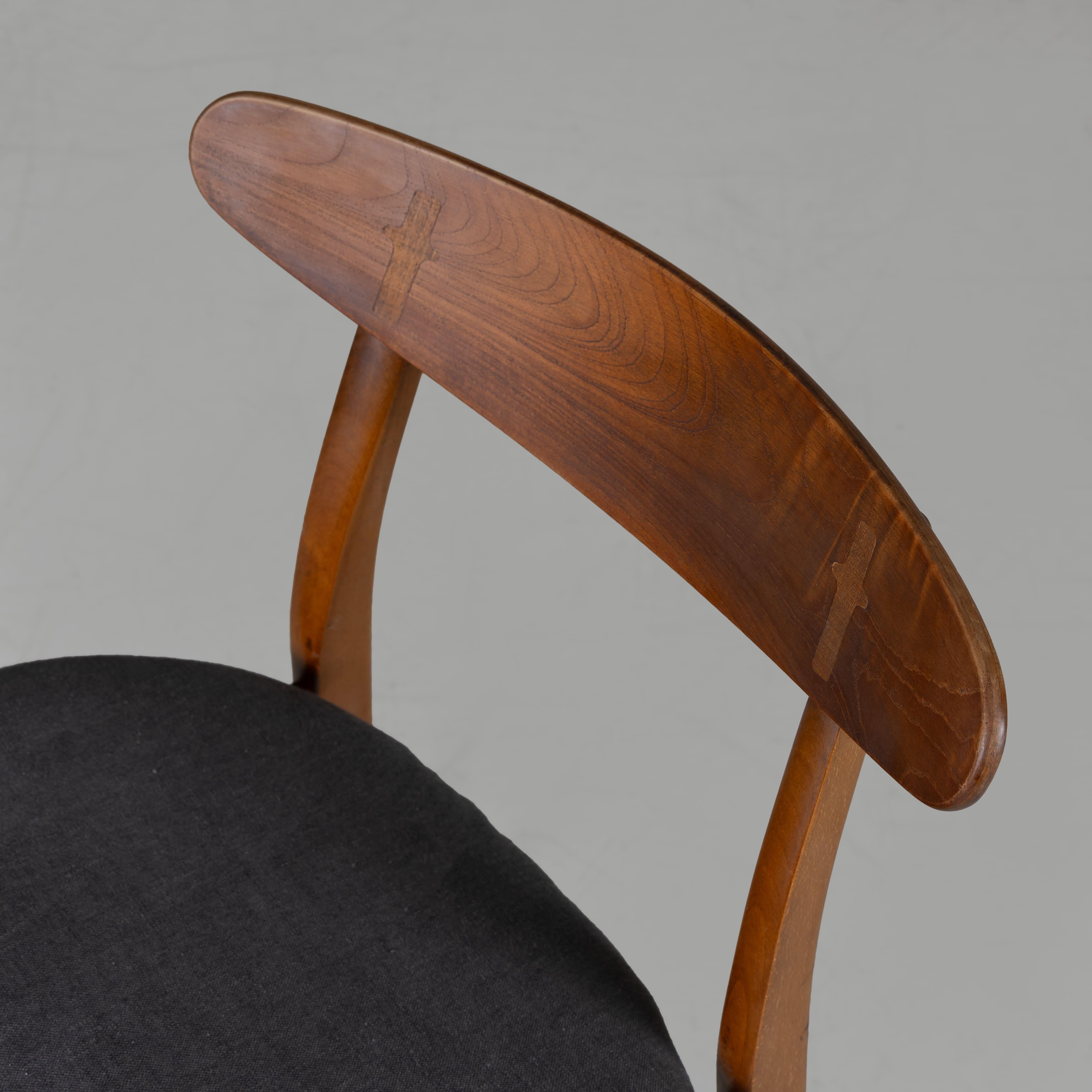 Satz von 6 nordischen Stühlen in grauem Stoff, Hans J. Wegner, 1960 im Angebot 3