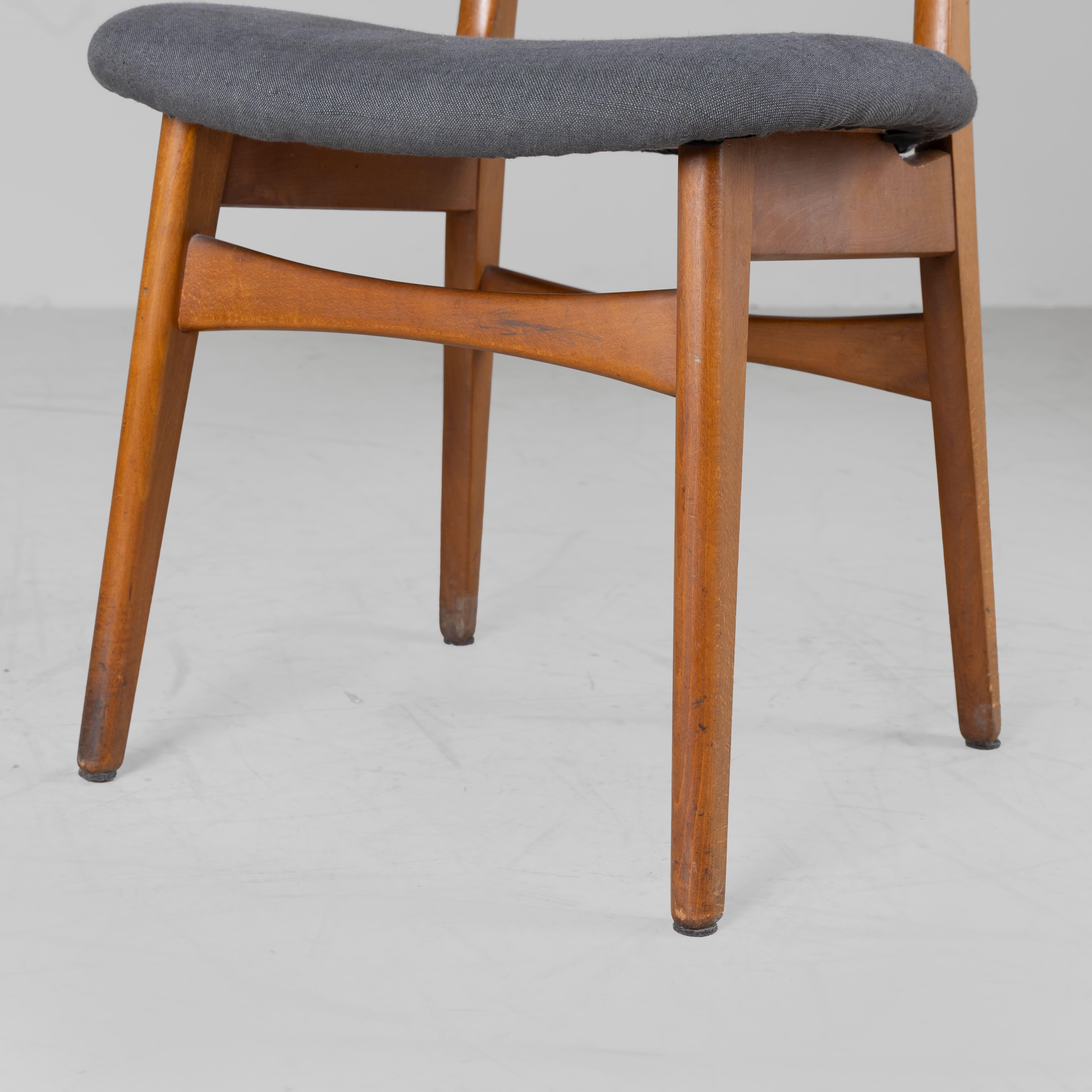 Satz von 6 nordischen Stühlen in grauem Stoff, Hans J. Wegner, 1960 im Angebot 4