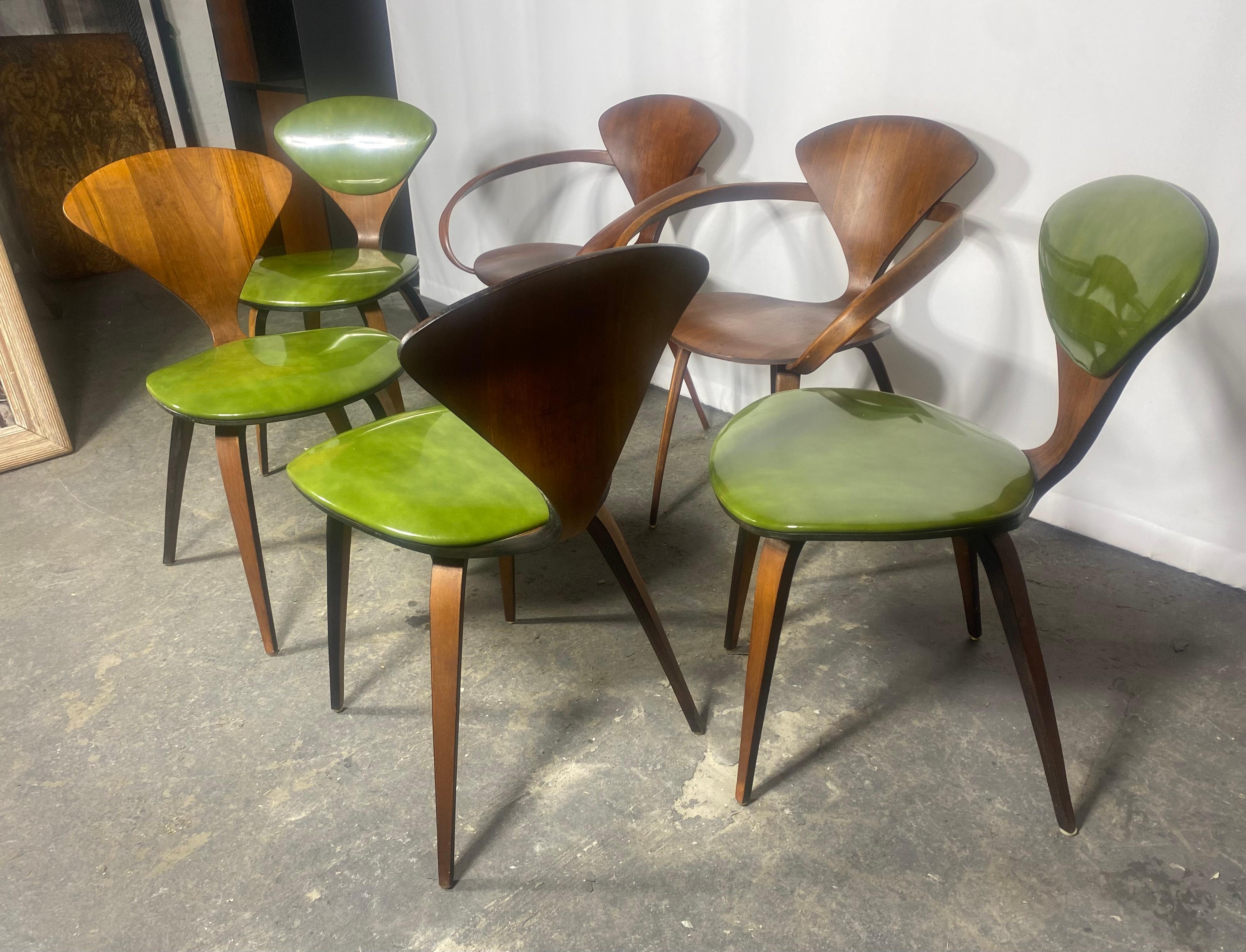 American Set of 6 Norman Cherner Dining Chairs, Made by Plycraft, USA, 1963. 2 Arm Chairs For Sale