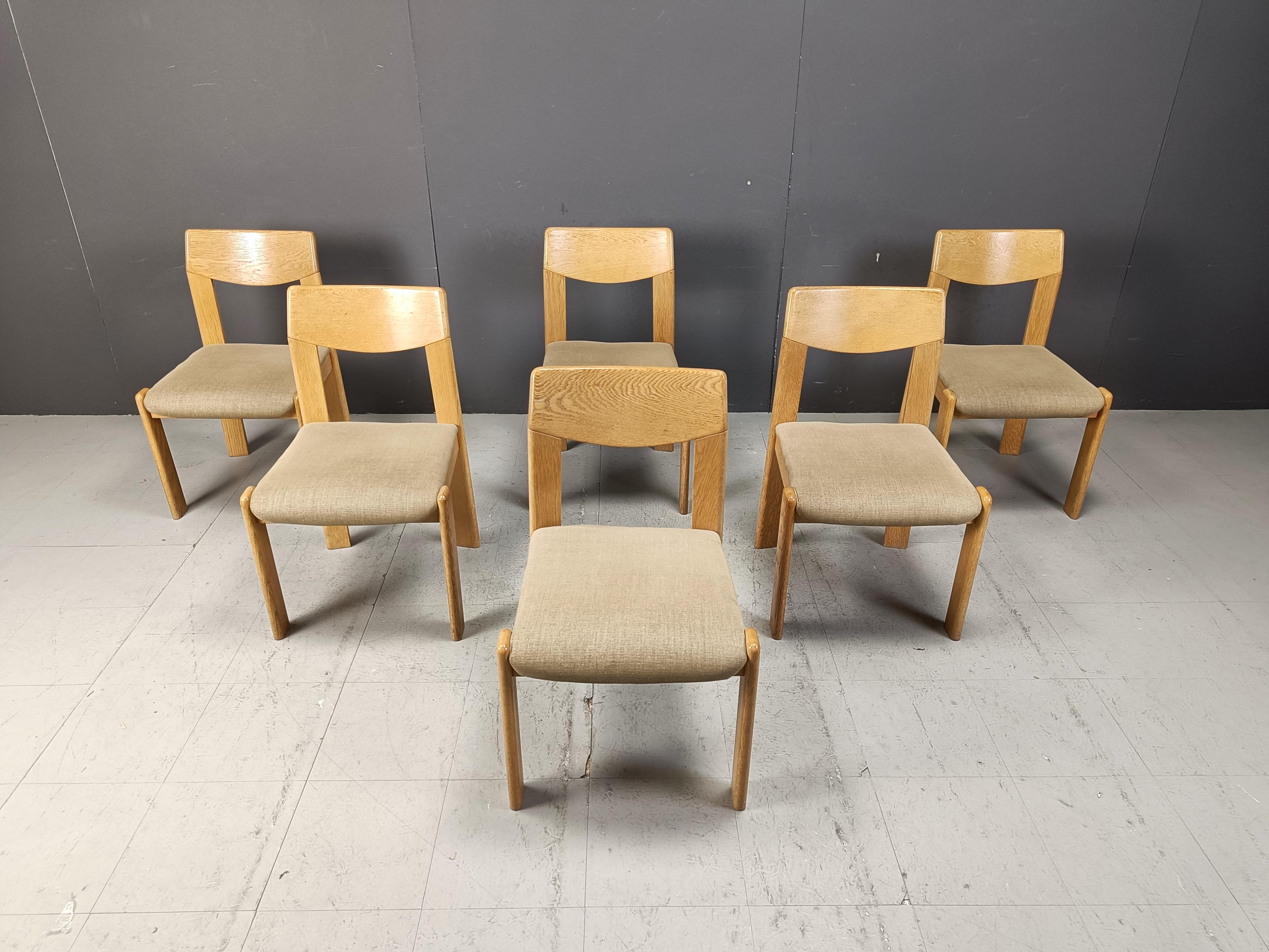 Sedie da pranzo brutaliste di metà secolo con le loro sedie originali in beige  tessuto.

Sedie molto robuste e dal design accattivante.

Buone condizioni originali.

anni '70 - Germania

Dimensioni:
Altezza: 80 cm
Larghezza x profondità: 50