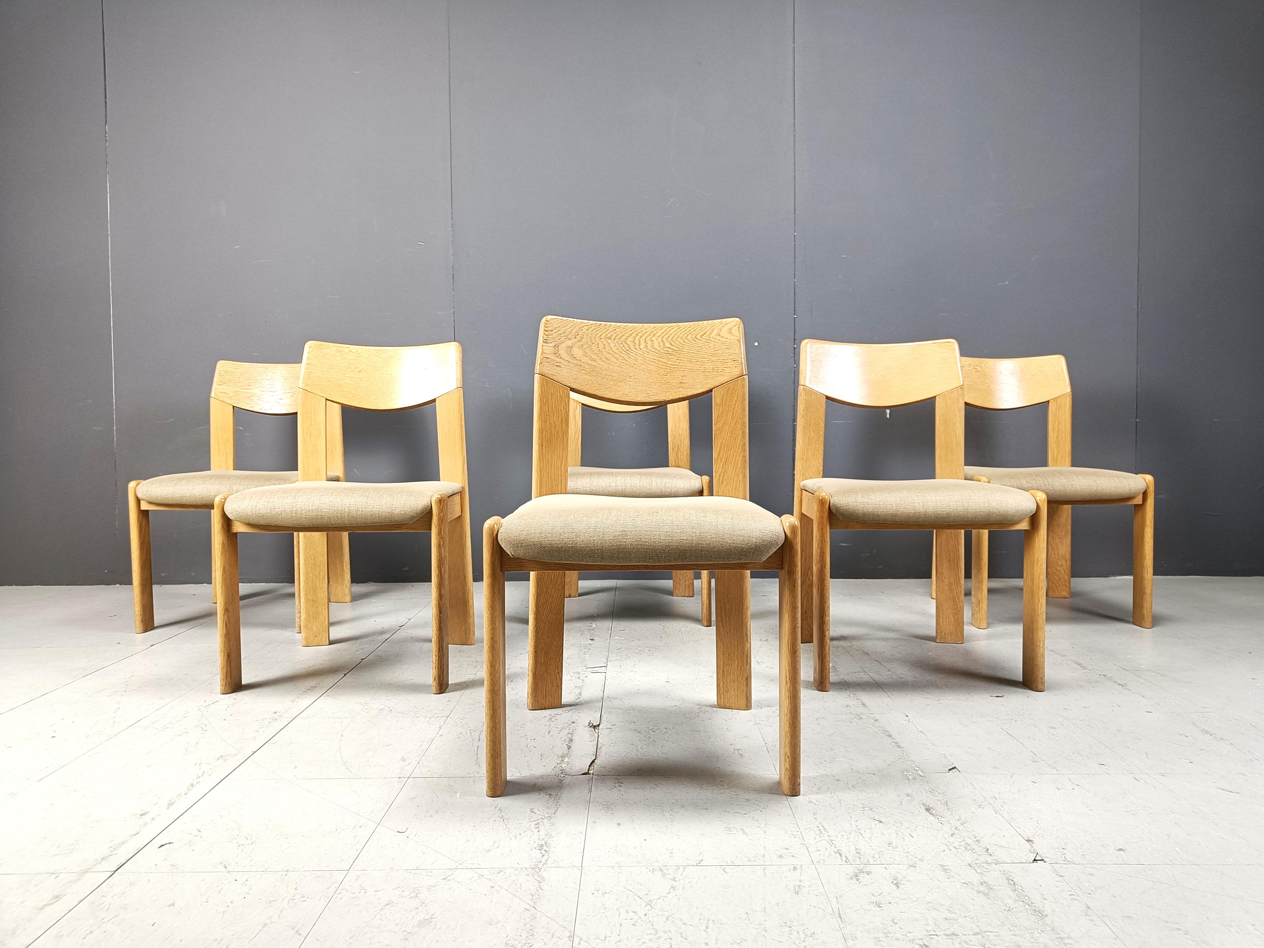 Set di 6 sedie da pranzo brutaliste in Oak, anni '70 In condizioni ottime in vendita a Leuven, Vlaams Gewest