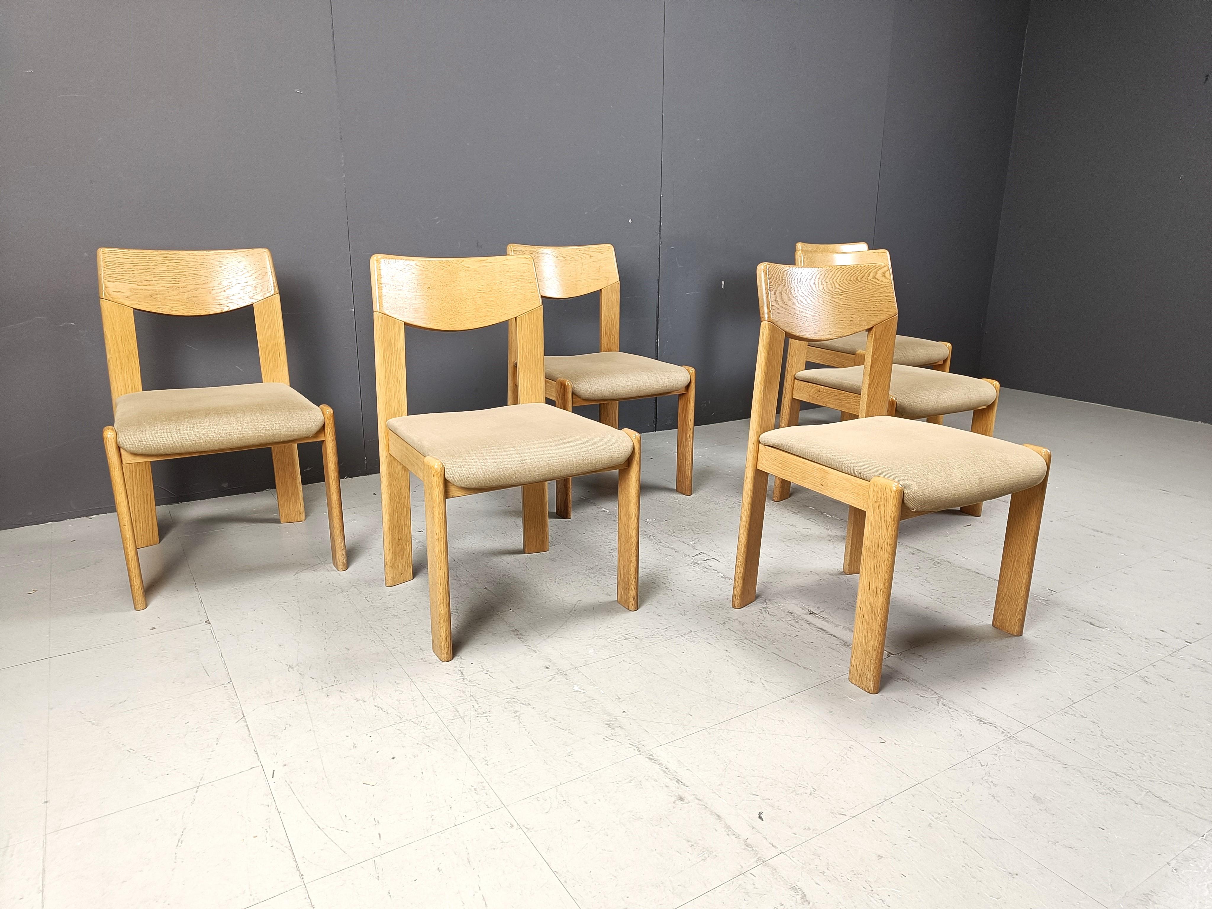 Fine XX secolo Set di 6 sedie da pranzo brutaliste in Oak, anni '70 in vendita