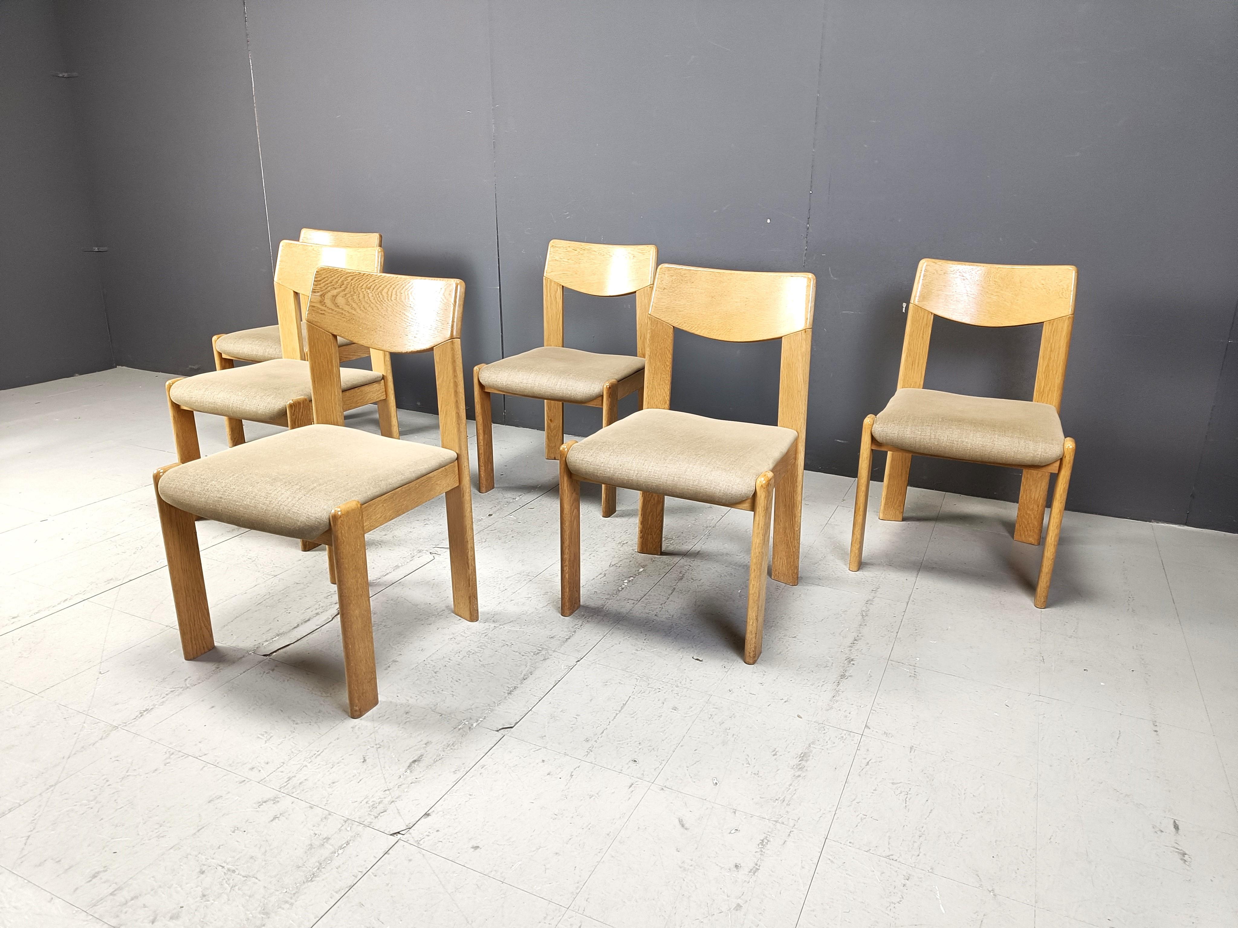Tessuto Set di 6 sedie da pranzo brutaliste in Oak, anni '70 in vendita
