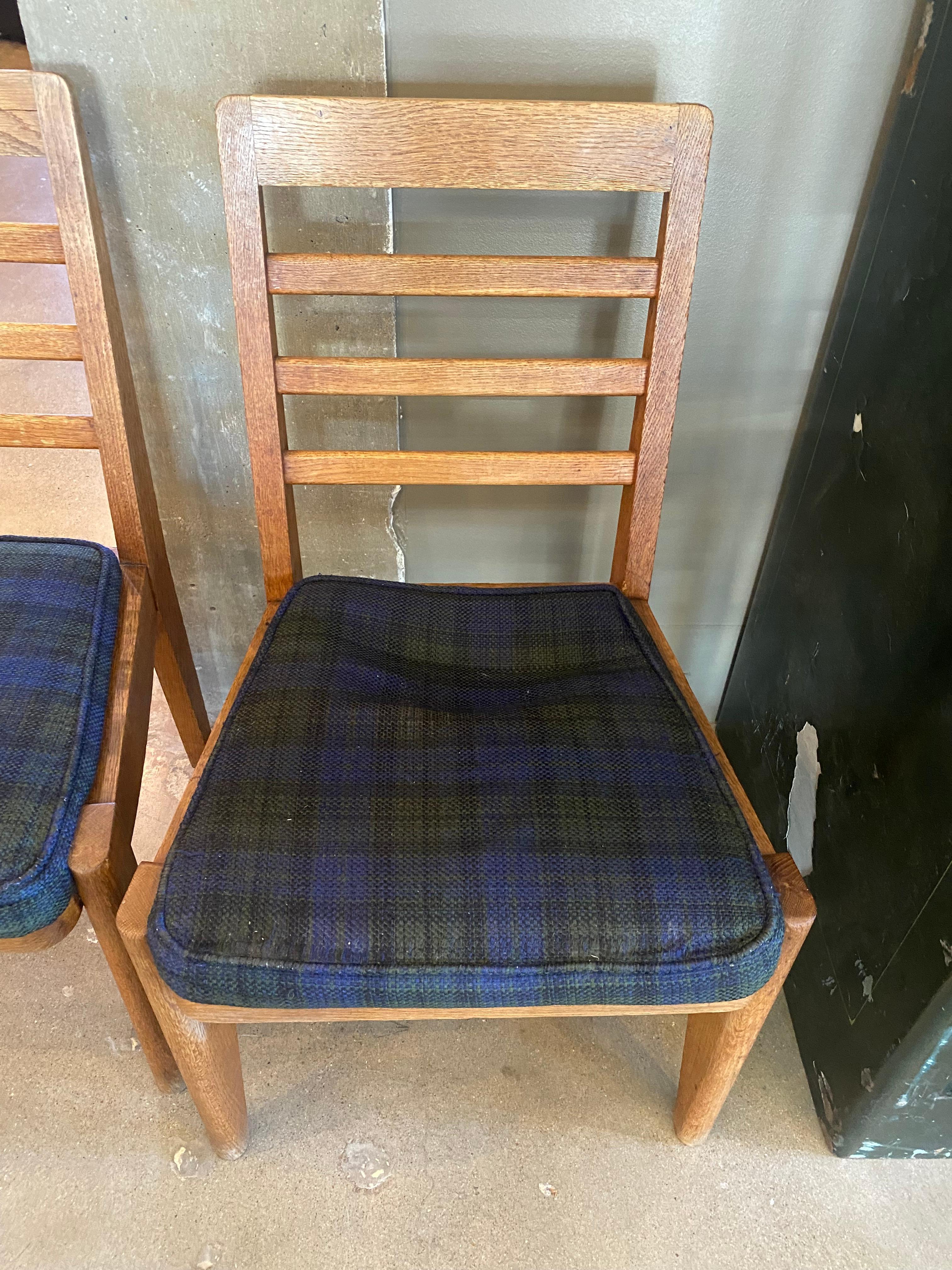 Ensemble de 6 chaises en chêne de Guillerme & Chambron, France, années 1950 en vente 4