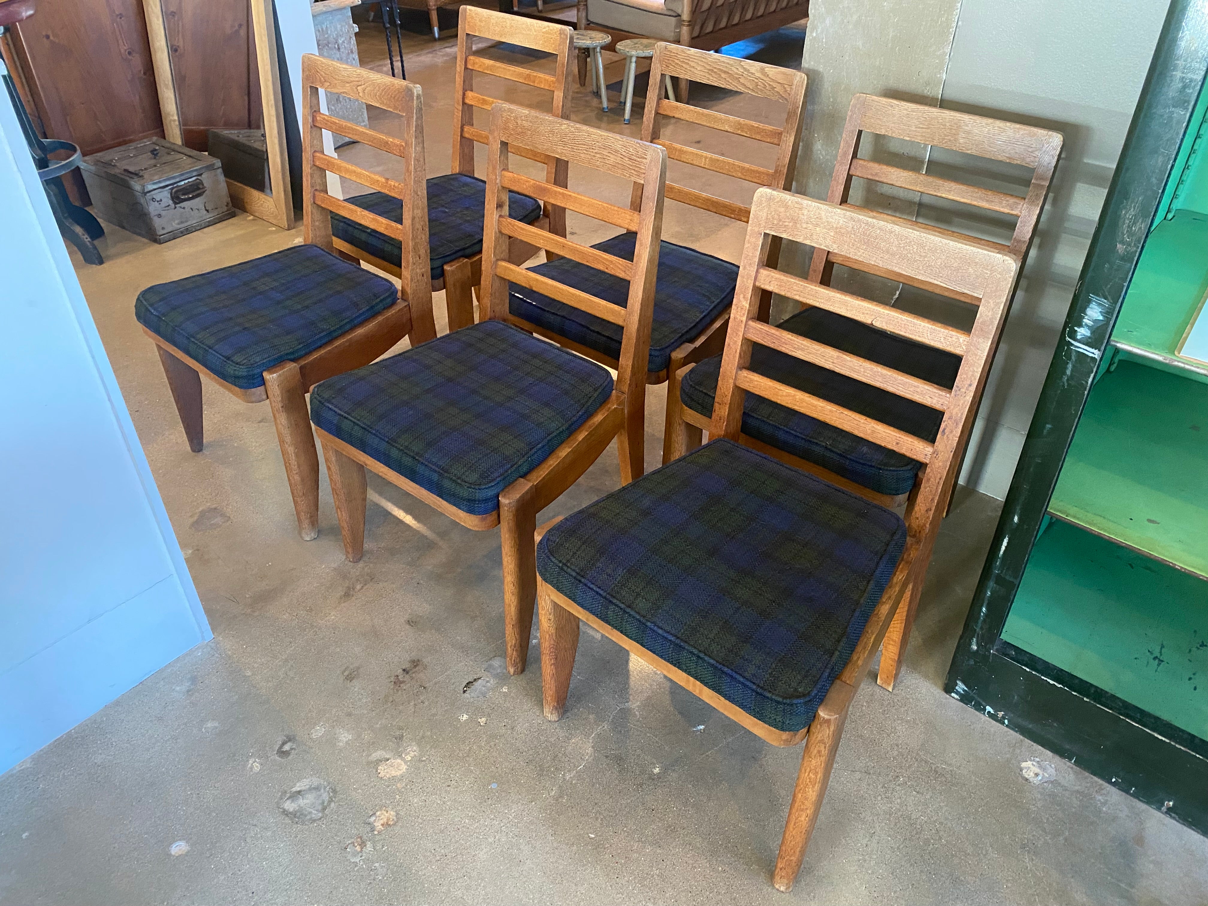 Ensemble de six chaises de salle à manger par les designers français de collection Guillerme et Chambron en chêne teinté avec des sièges rembourrés d'origine.  Plus solide et plus confortable que les autres modèles.  France, années 1950