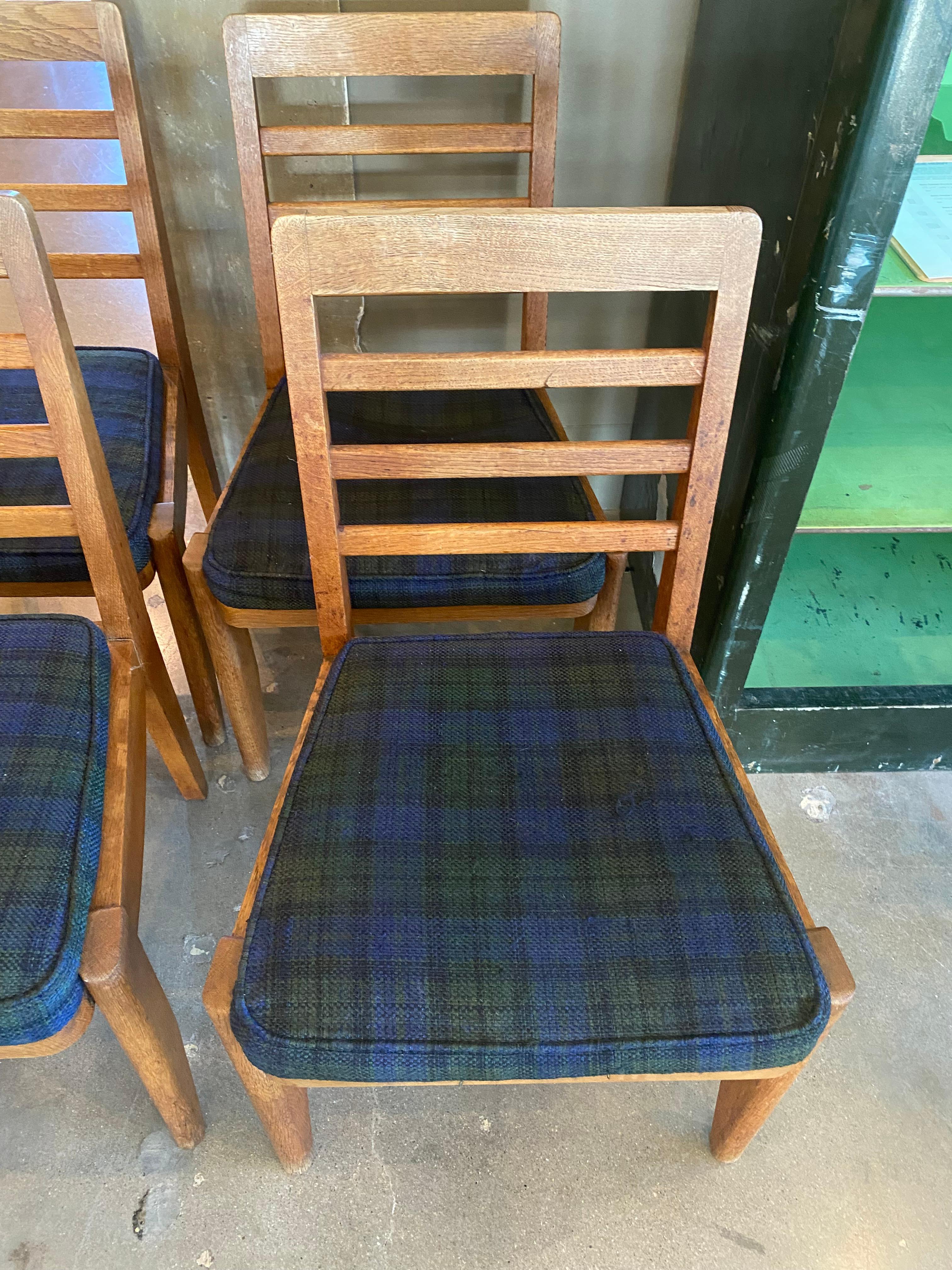 Milieu du XXe siècle Ensemble de 6 chaises en chêne de Guillerme & Chambron, France, années 1950 en vente