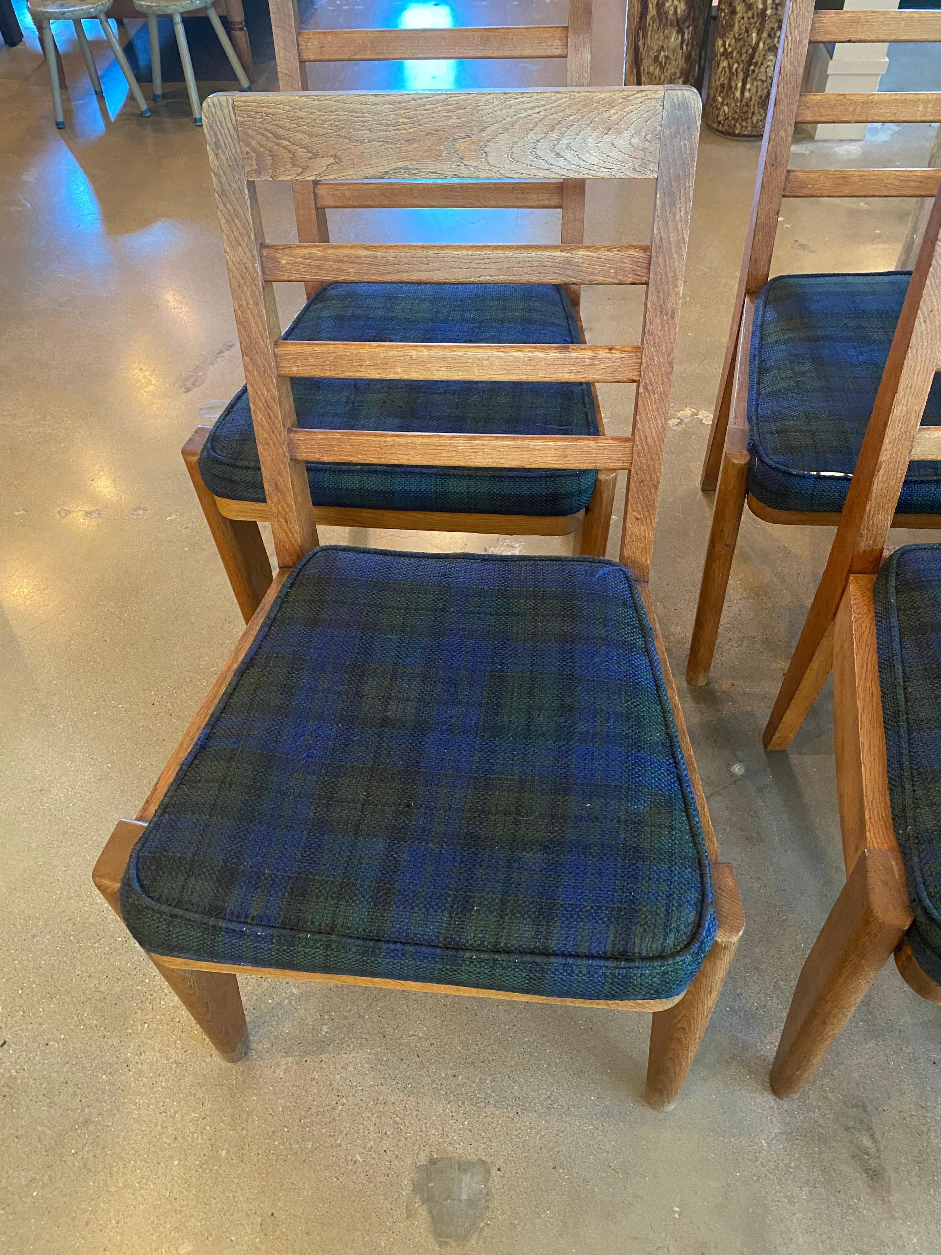 Ensemble de 6 chaises en chêne de Guillerme & Chambron, France, années 1950 en vente 1