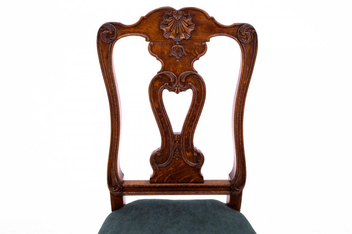 Walnut Set of 6 oak chairs, Western Europe. For Sale